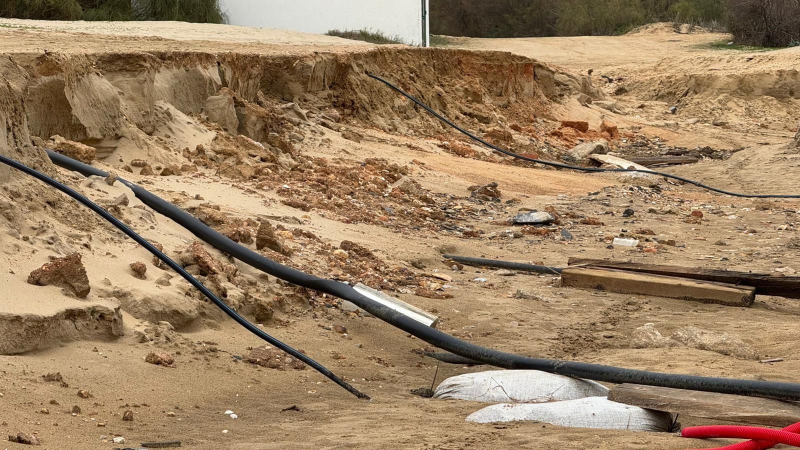 El nuevo año llega a la playa de El Portil con un gran surco de arena.