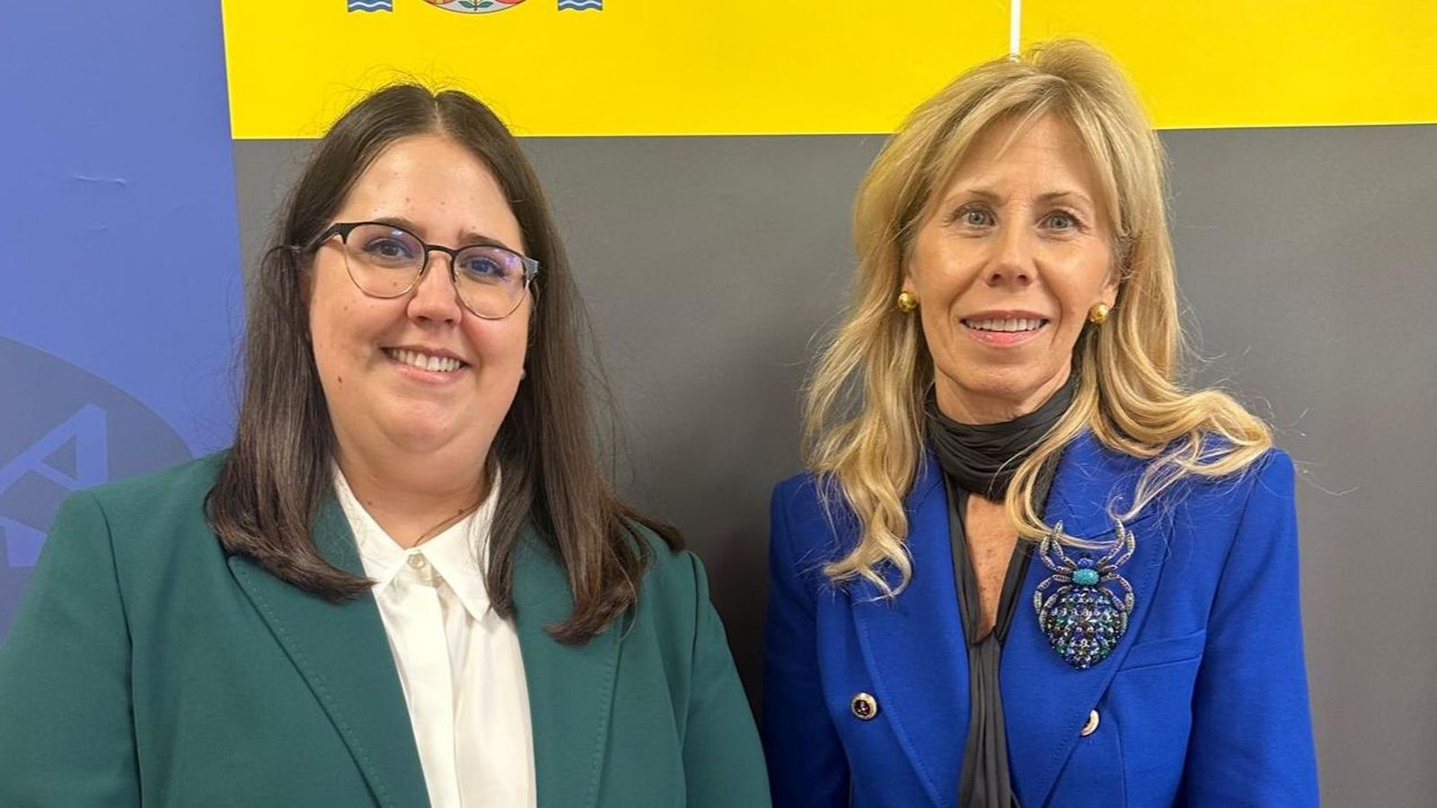 Julia Moreno Gallardo, recién nombrada delegada de Economía y Hacienda en Huelva, junto a la subdelegada del Gobierno en Huelva, María José Rico.