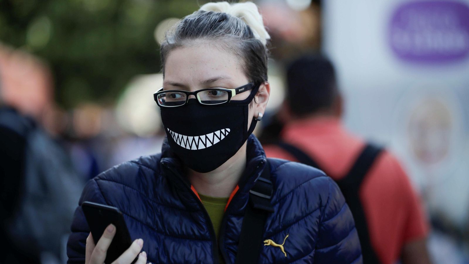 Una joven con una mascarilla casera.