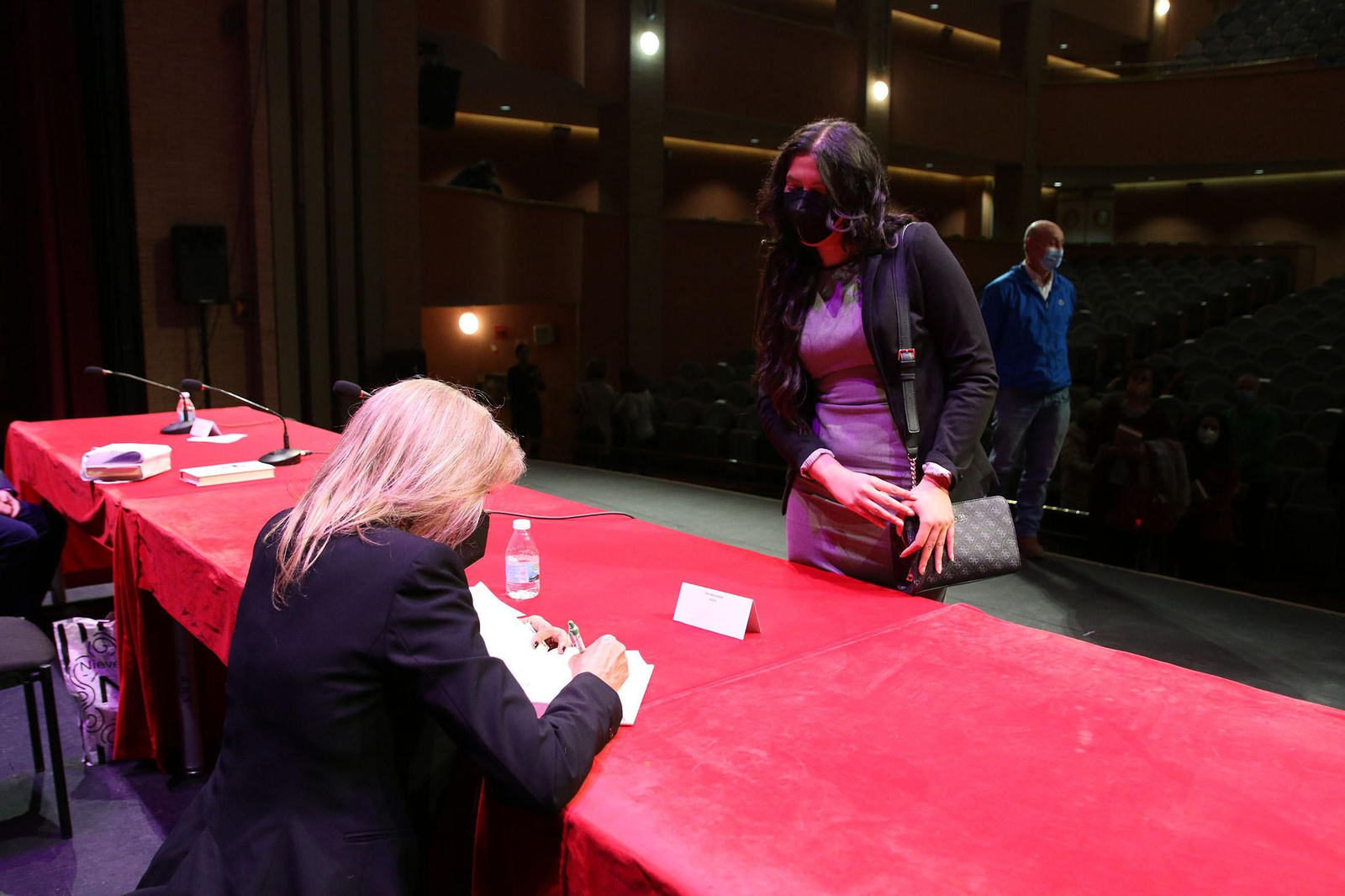 Fotogalería Diario de los Libros, con Marta Robles y su obra 'Pasiones carnales'
