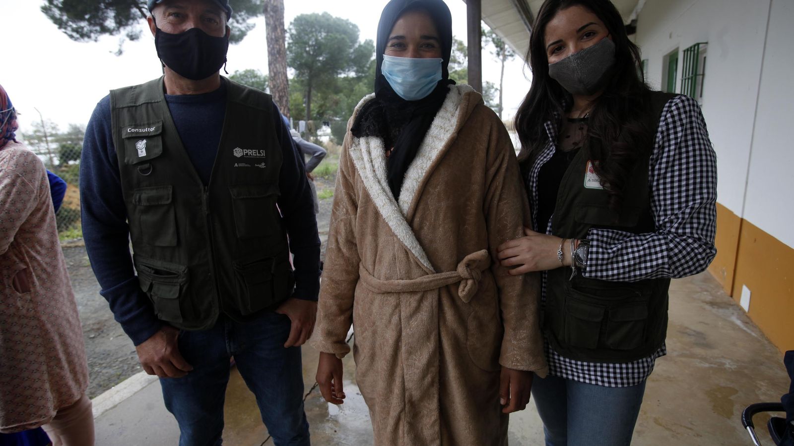 Milouda El Rkaybi posa para Huelva Información junto a dos consultores de integración