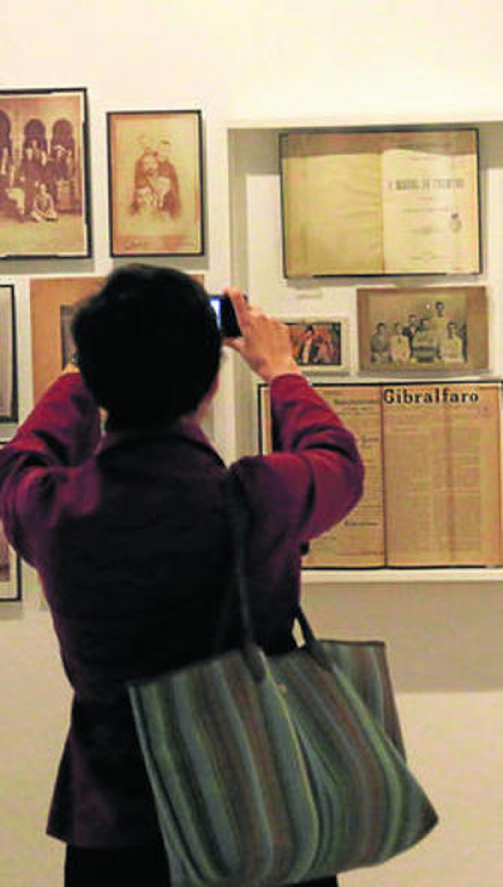 Una visitante en la exposición dedicada a Orueta en el Mupam.