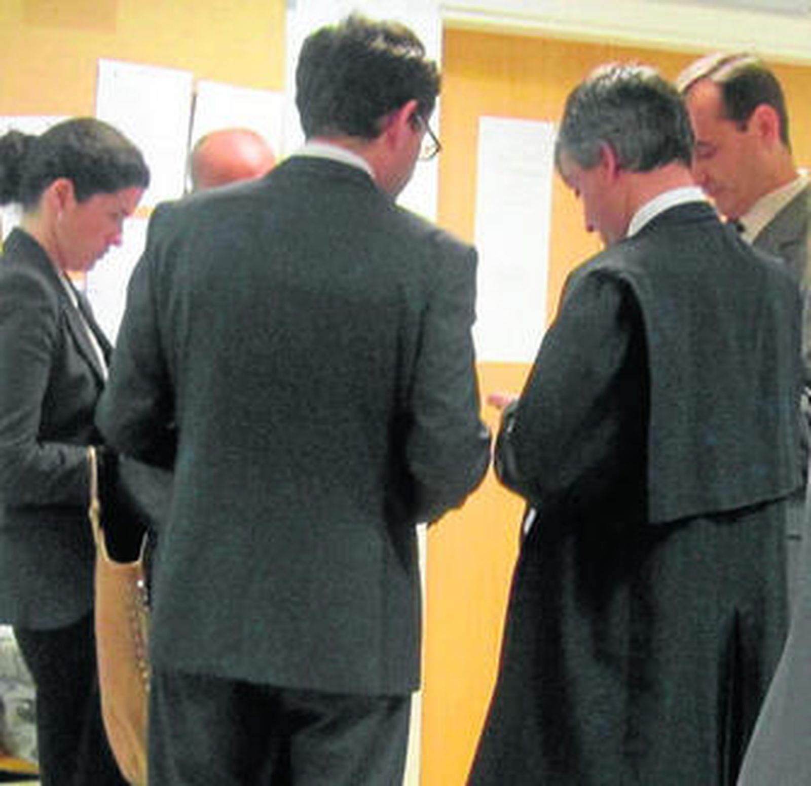 Julián Aranda (d) negocia con el abogado de Borchardt, de espaldas.