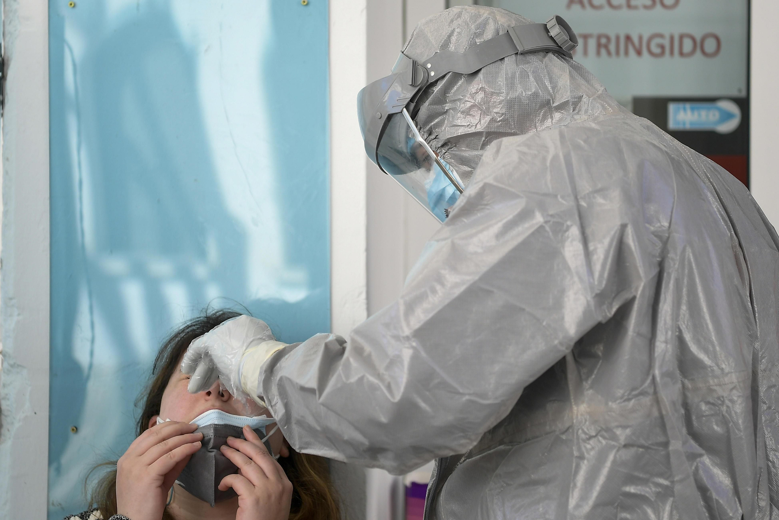 Una mujer se somete a una prueba PCR.