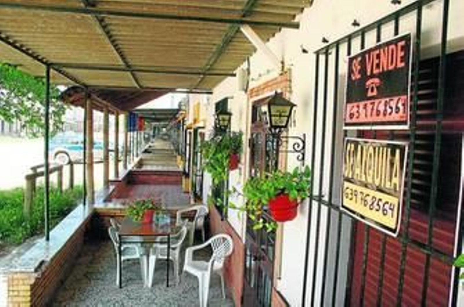 Los carteles se acumulan en las fachadas de la aldea de El Rocío a tres semanas de la romería.