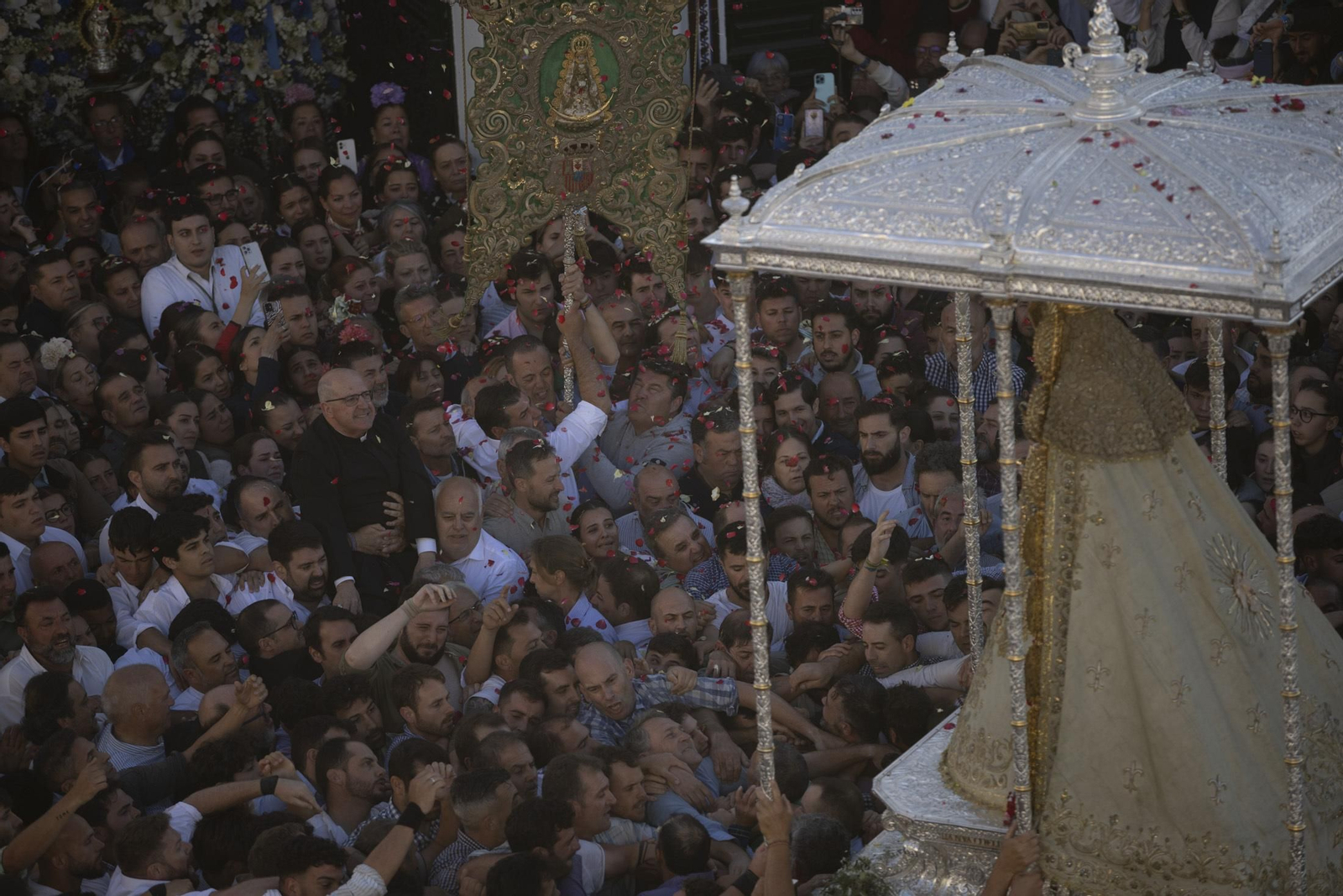 Las mejores imágenes de la procesión de la Virgen del Rocío en la aldea