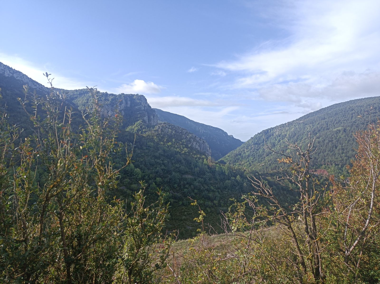 Tras Alins, el camino baja siguiendo una ladera.