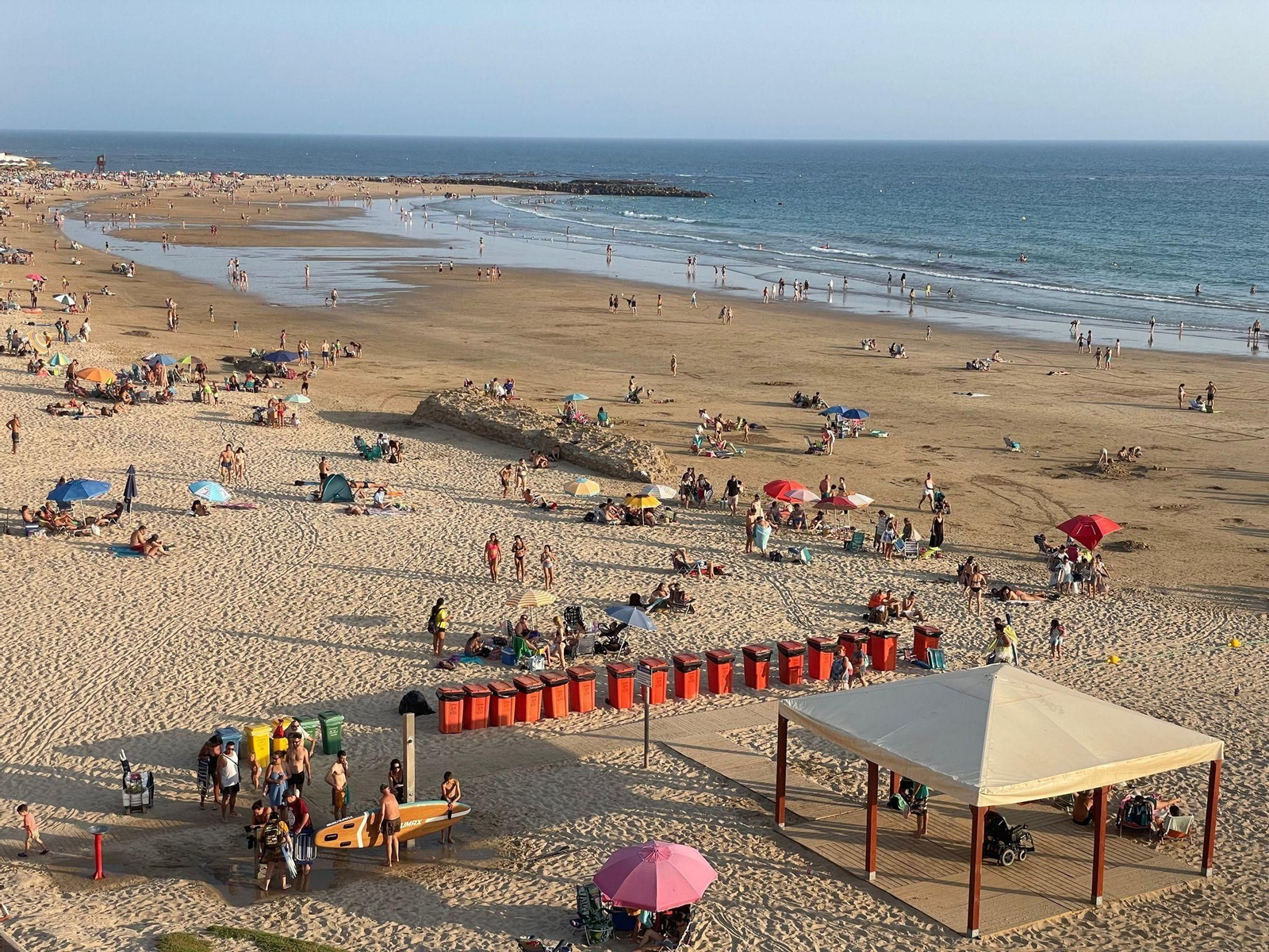 Avalancha de contenedores en la playa de Santa María del Mar