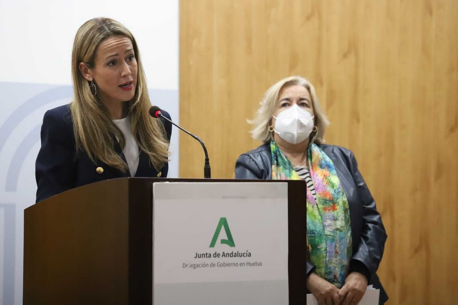 La delegada del Gobierno andaluz, Bella Verano, y la delegada de Salud, Manuela Caro.