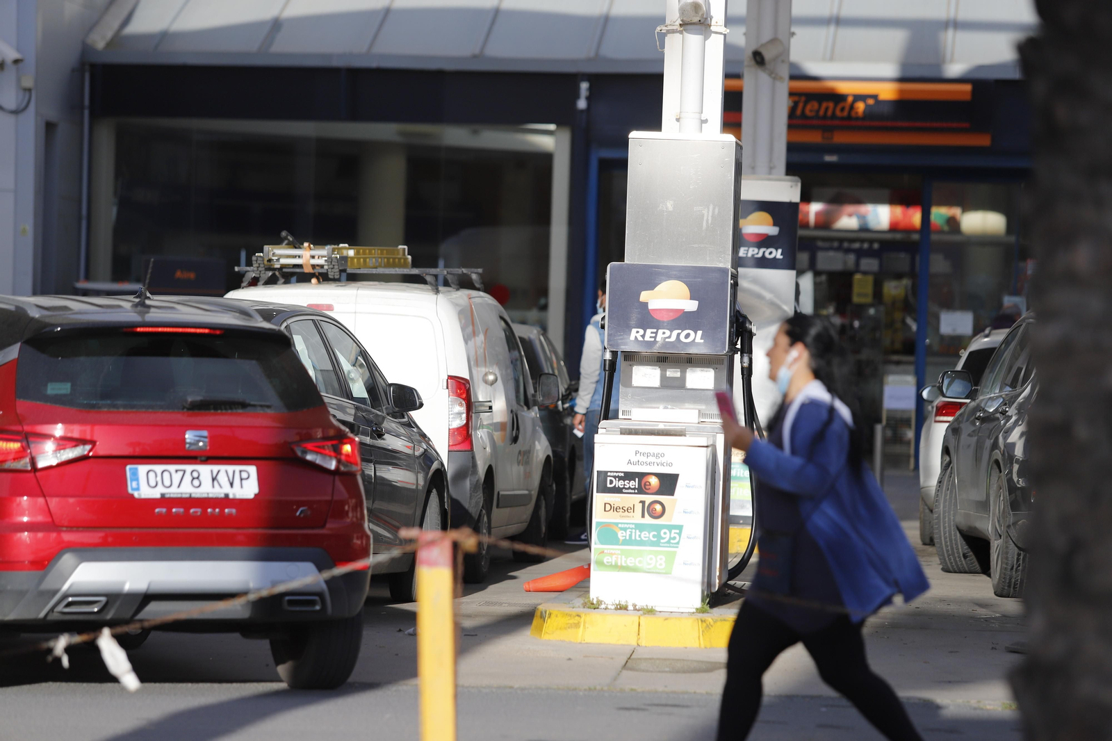 Imágenes de las gasolineras con el descuento de 20 céntimos del Gobierno en el combustible