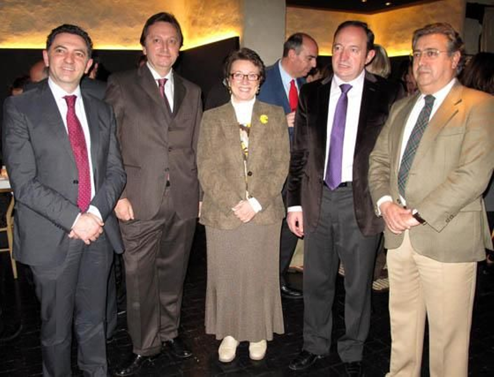 Carlos Cuevas, secretario general del PPde La Rioja; Manuel Recio y Carmen Martínez Aguayo, secretario y consejera de Economía; Pedro Sanz, presidente del Gobierno de La Rioja, y Juan Ignacio Zoido, portavoz municipal del PP.



Foto: Victoria Ramírez