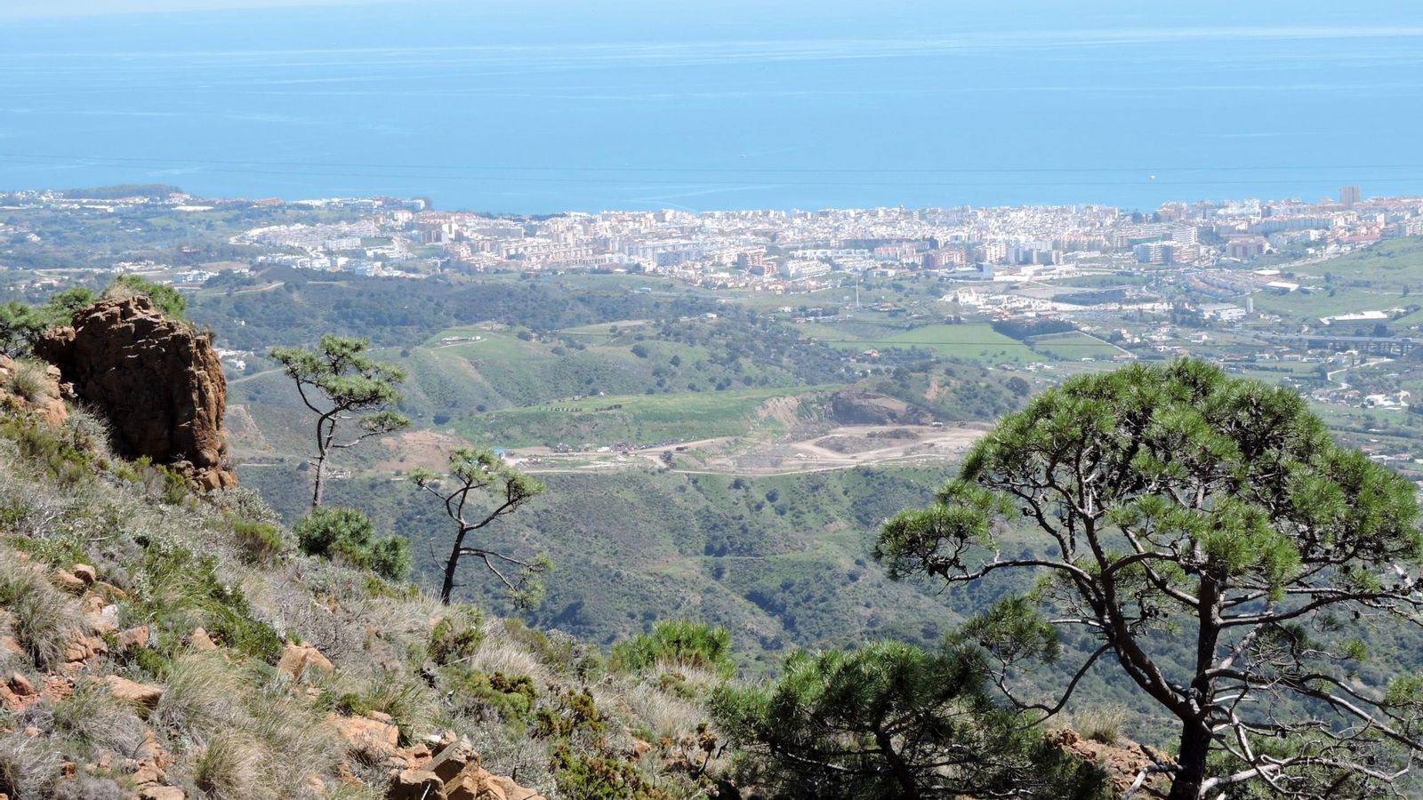 Estepona desde el punto mas alto del camino de esta ruta.
