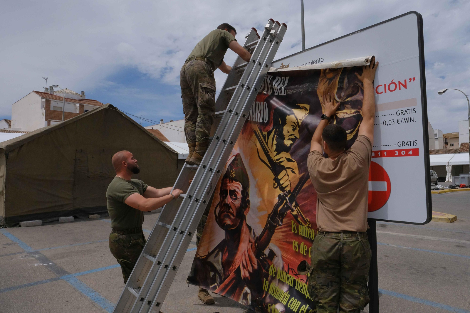 Legionarios realizando diferentes trabajos en el aparcamiento de la Concepción. Legionarios realizando diferentes trabajos en el aparcamiento de la Concepción.