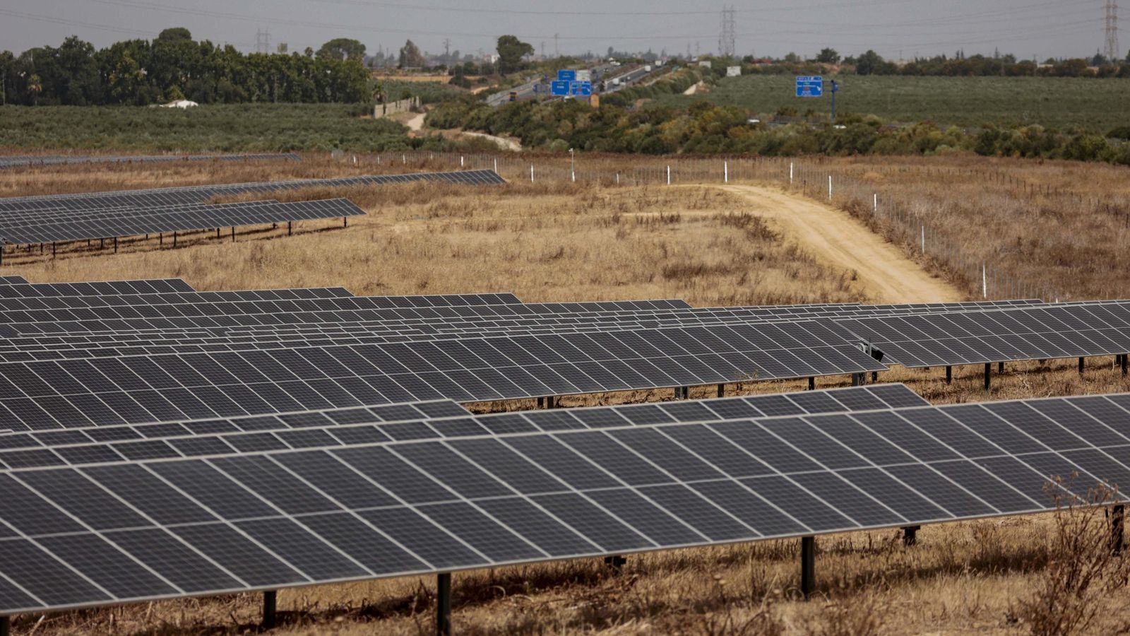 Vista del parque fotovoltaico Don Rodrigo II, en Alcalá, y la carretera de Utrera.
