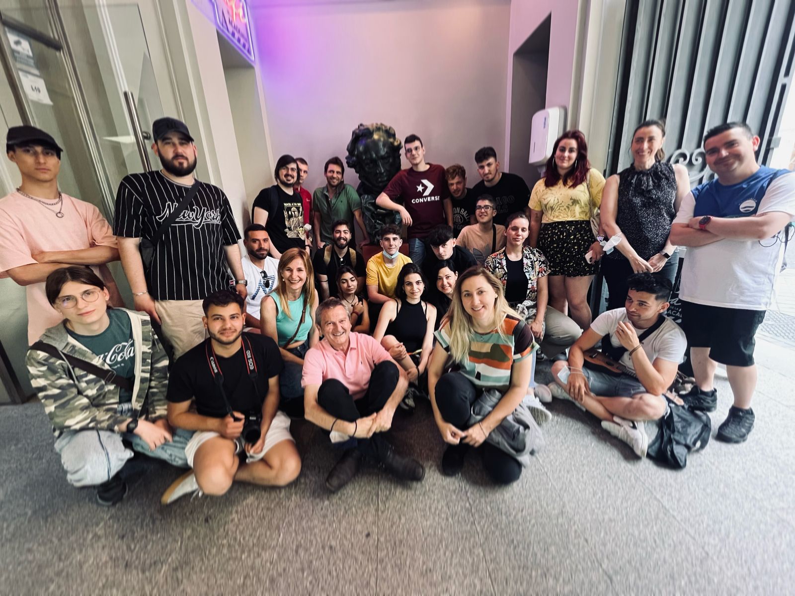 Luis Serrano con un grupo de alumnos posa junto al Goya.