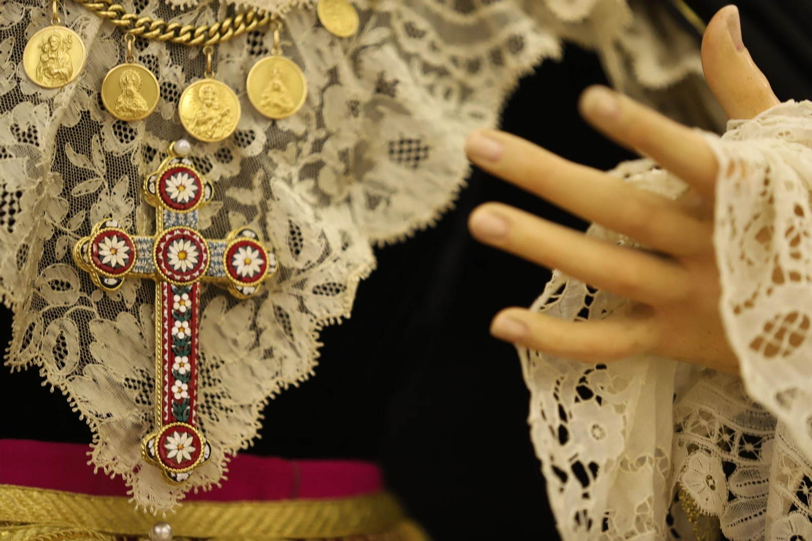 Imágenes del besamanos a la Virgen del Patrocinio en las Colonias