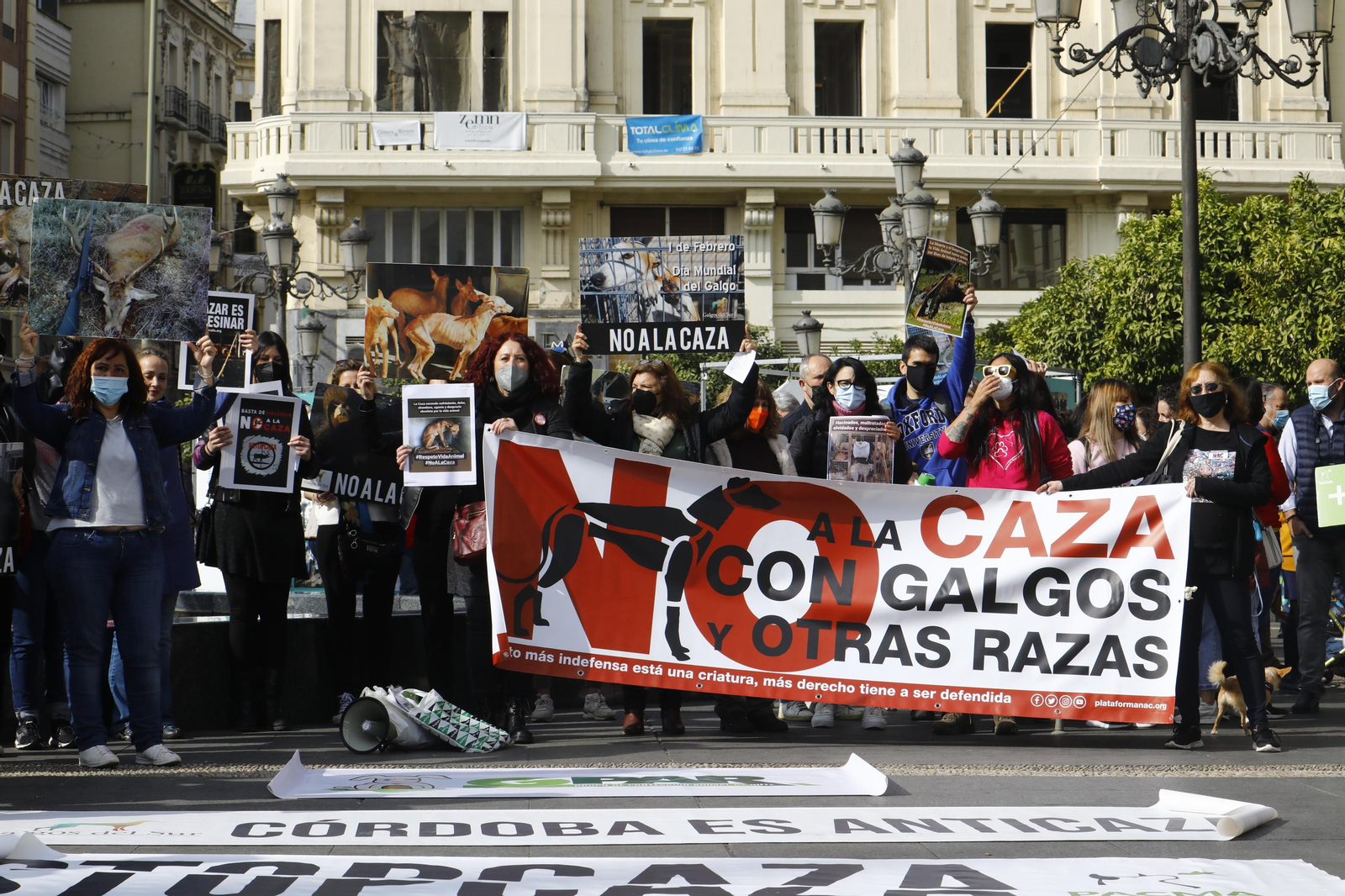 La protesta en Córdoba contra el uso de perros en la caza, en fotografías