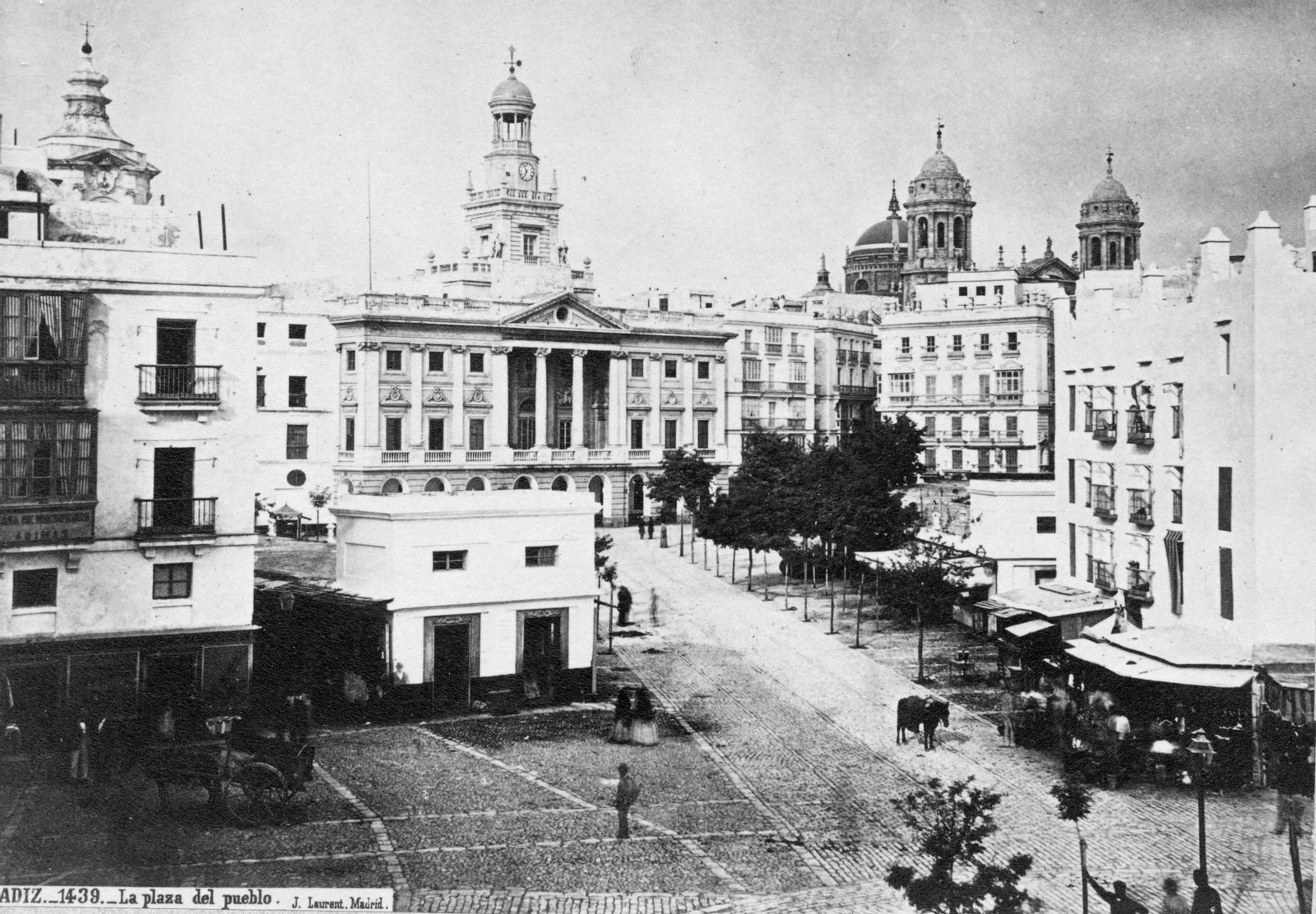 Fotografía de Jean Laurent que muestra el estado de la Plaza de San Juan de Dios un año antes de los 3 días de fuego en 1867.
