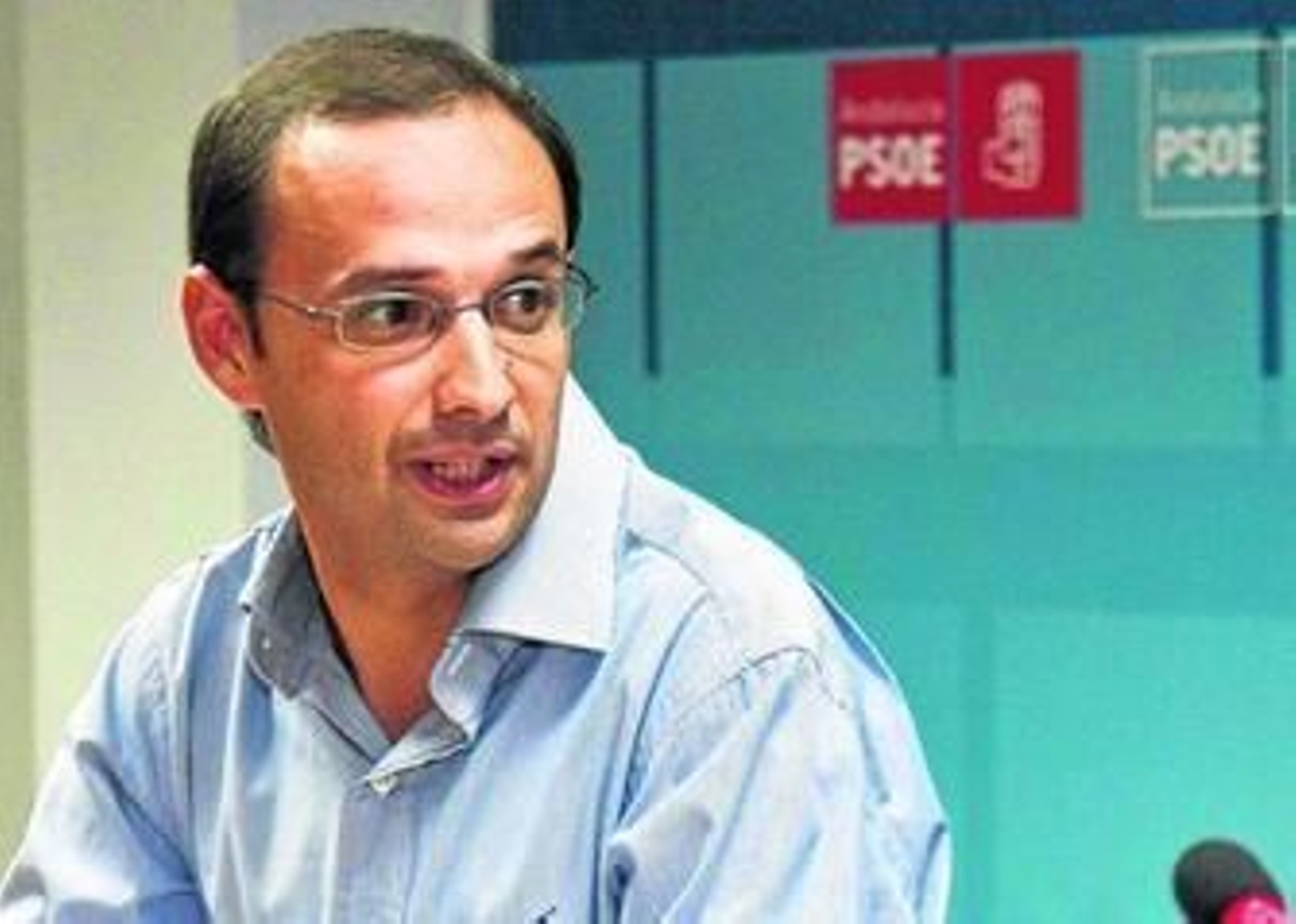 Víctor Mora, alcalde de Sanlúcar de Barrameda, se encontraba ayer muy contrariado por lo ocurrido en Las Piletas.