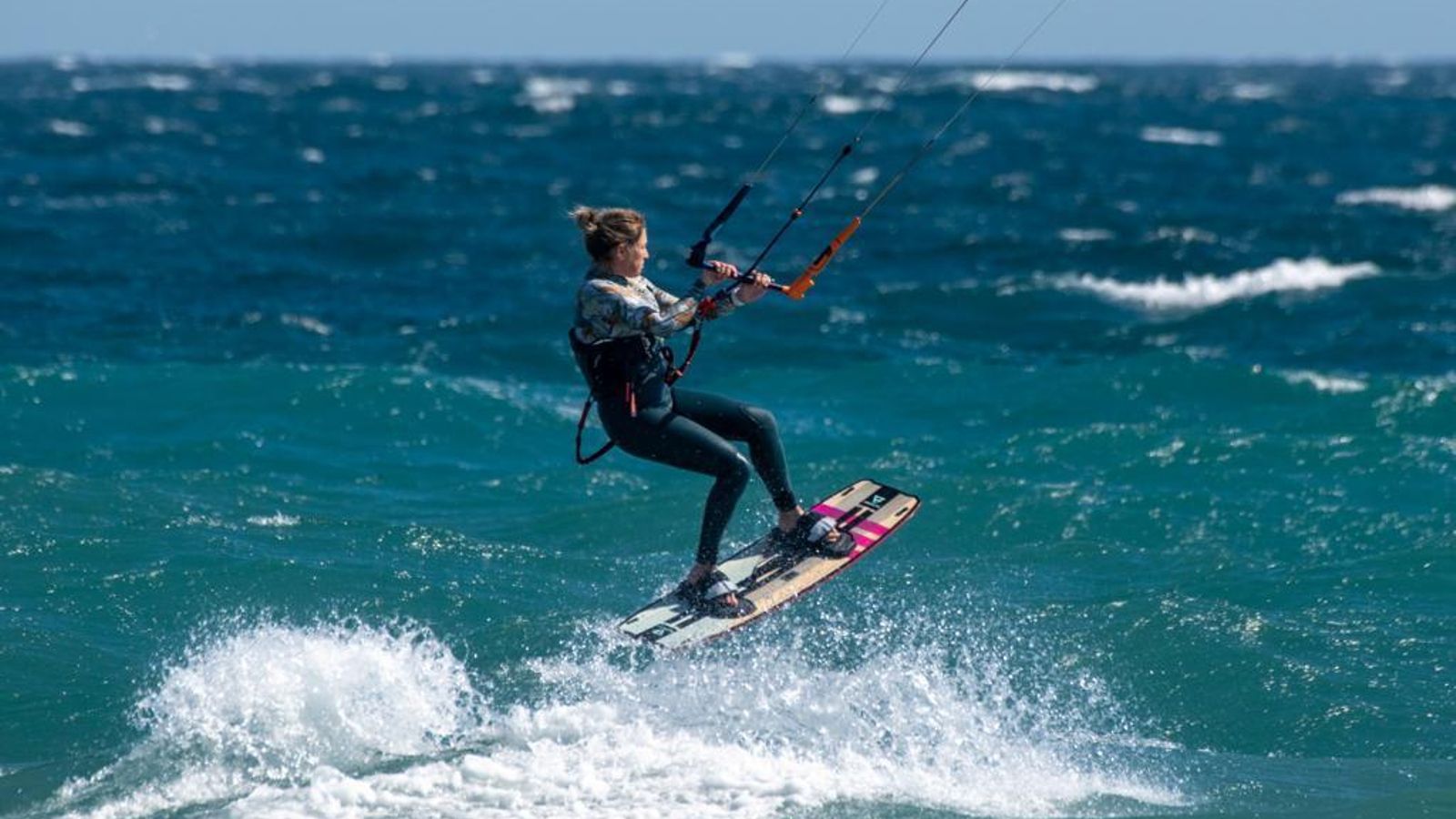 Ruth M. Mancilla practicando kitesurf