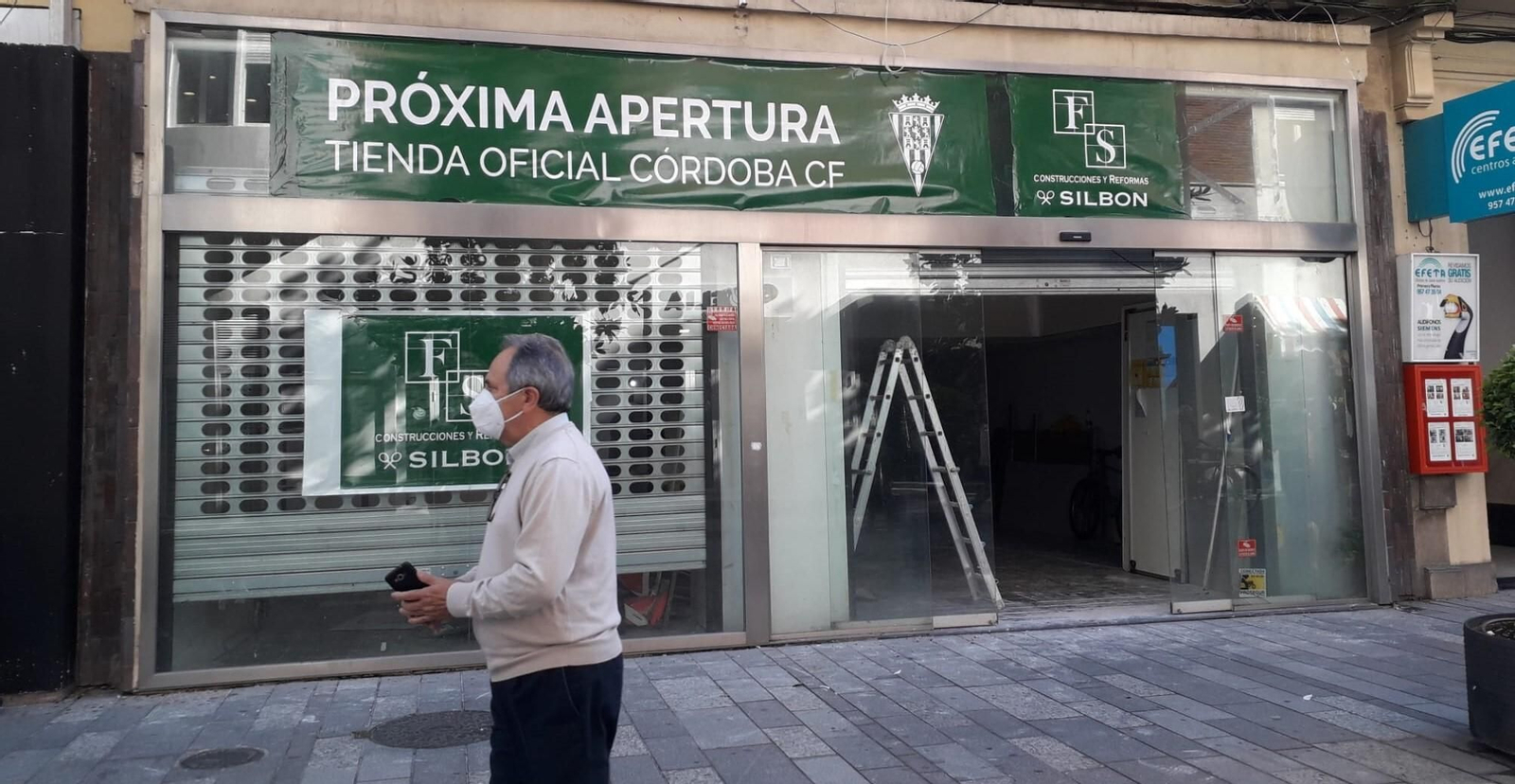 El local en el que se ubicará la tienda del Córdoba CF ya luce los colores blanquiverdes.