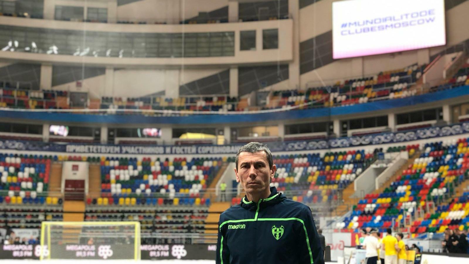 Ángel, técnico almeriense, en el pabellón.