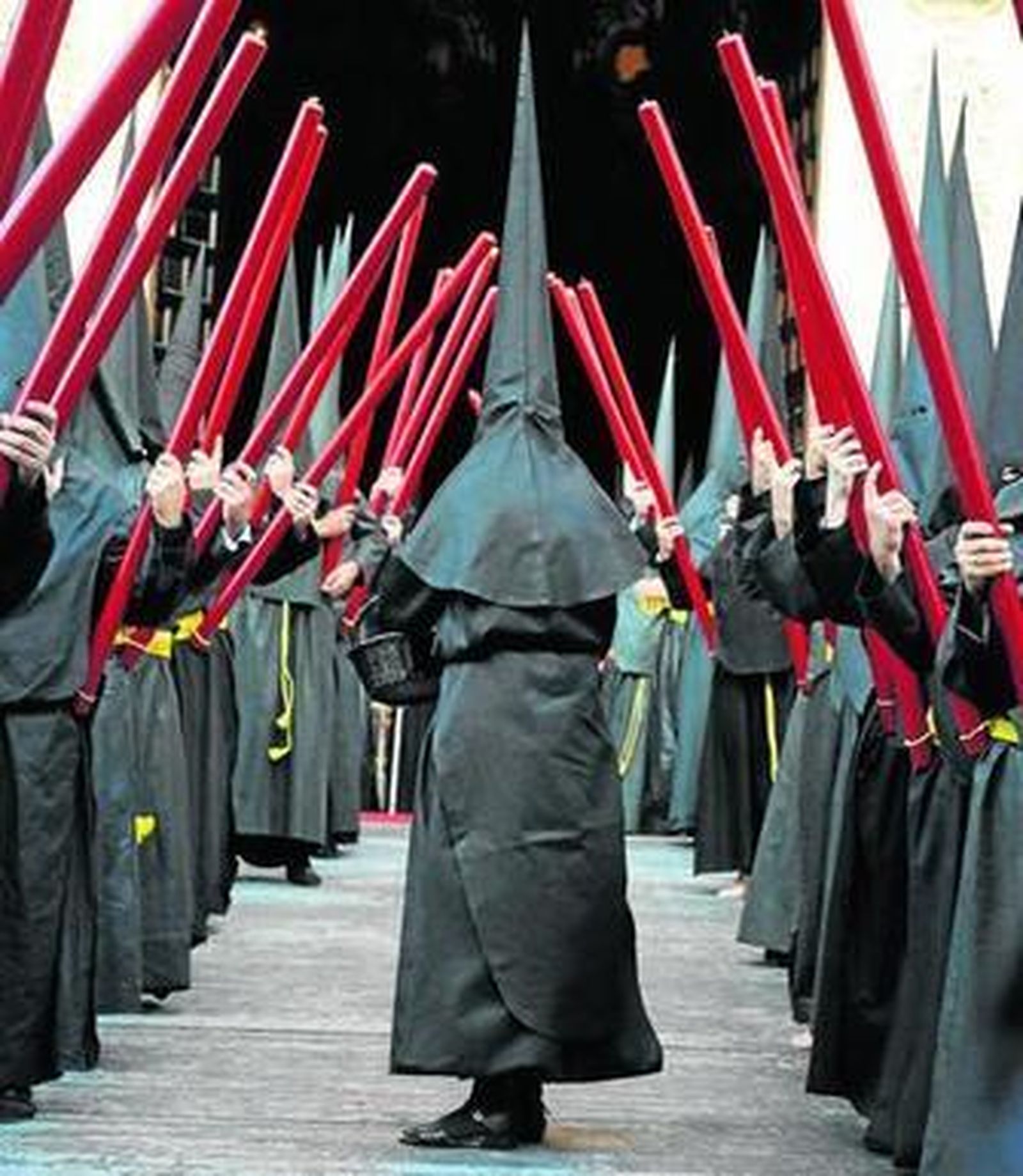 Los primeros nazarenos de Pasión, en la rampa del Salvador.