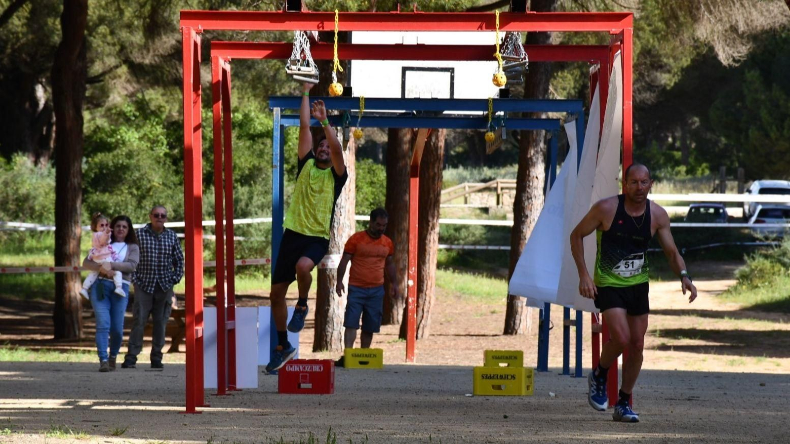 Participantes, en uno de los obstáculos