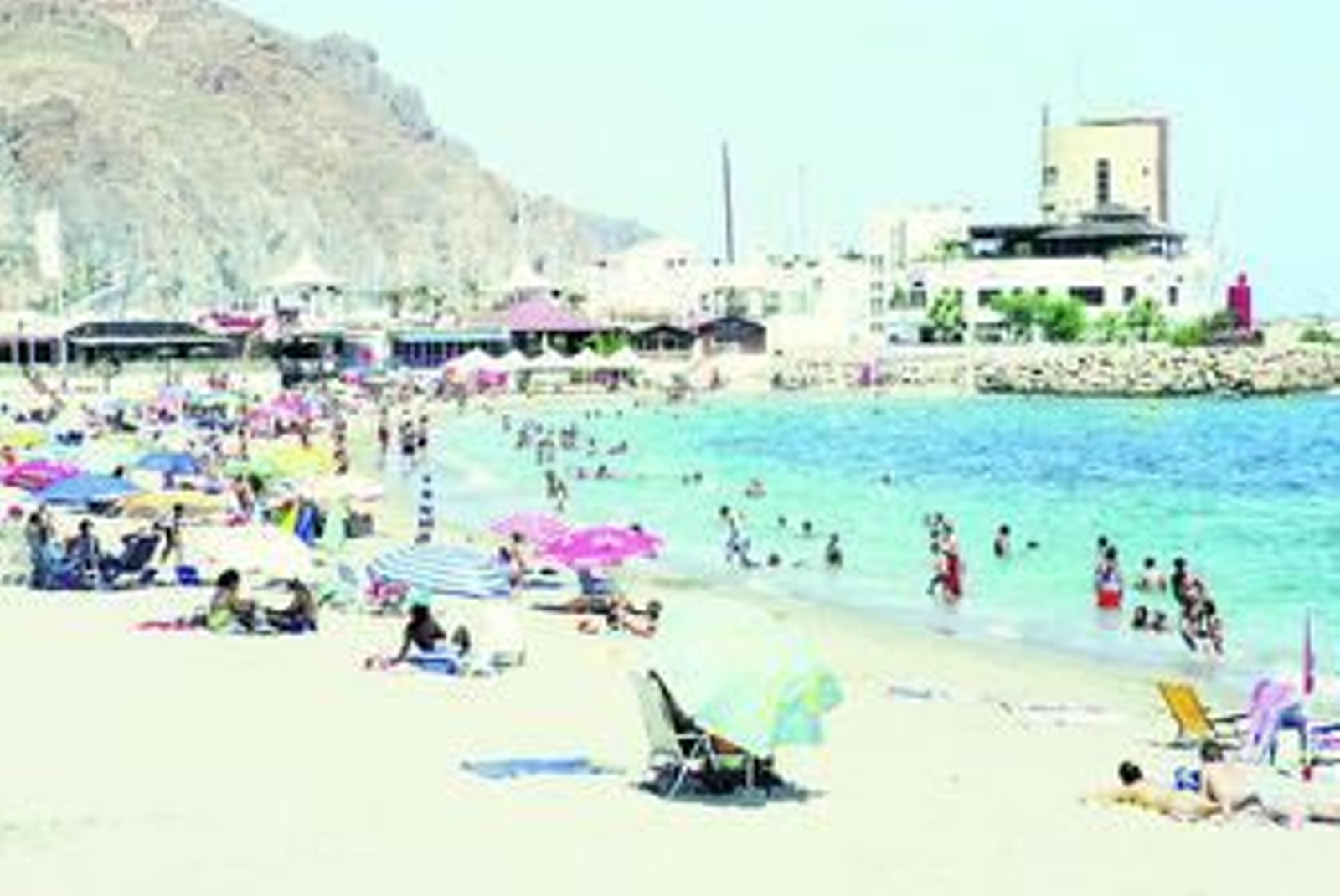 Estampa de la playa de Aguadulce durante este verano.