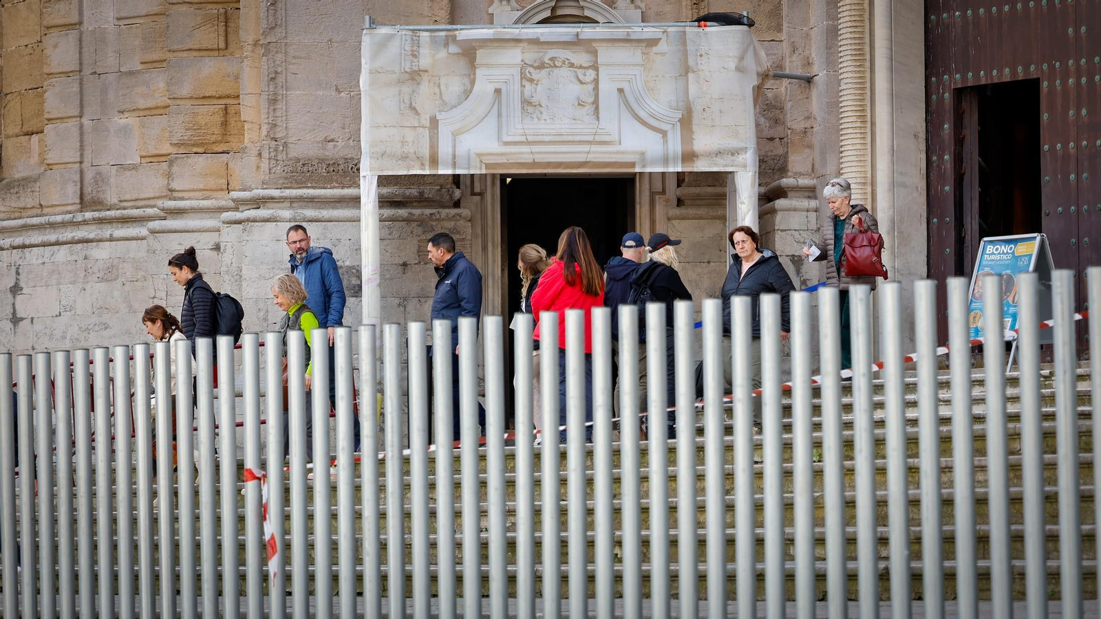La Catedral de Cádiz se protege frente al botellón del Carnaval