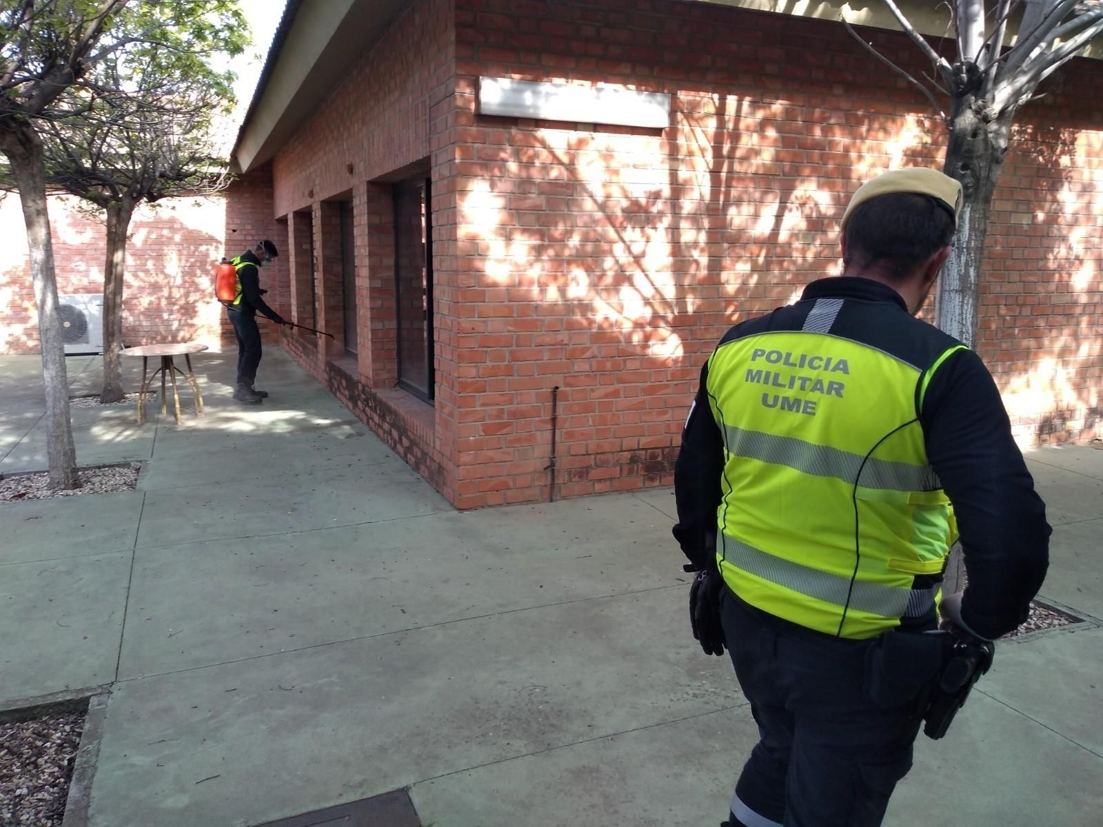 Labores de desinfección de la UME en la residencia del Figueroa.