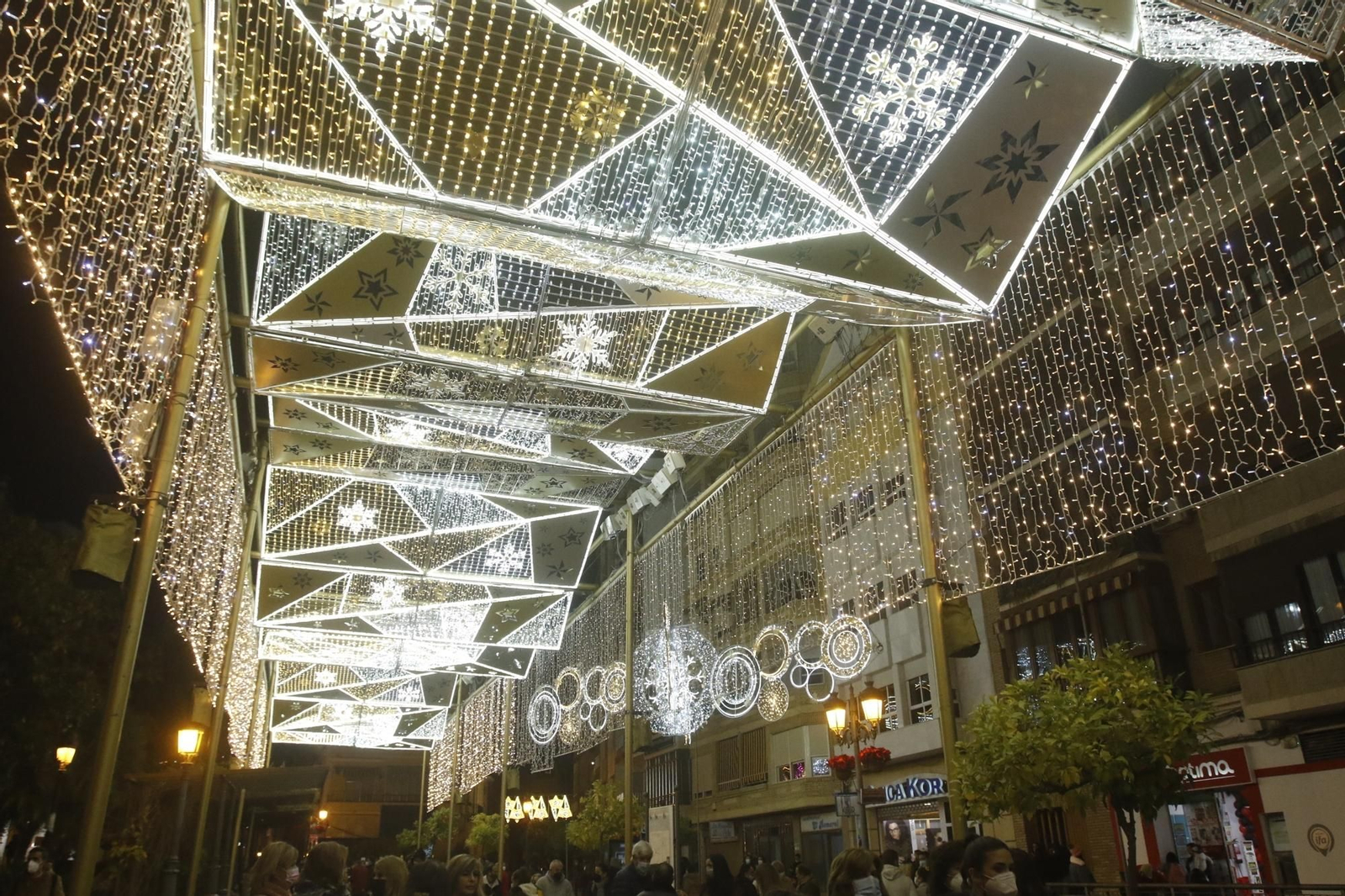 El encendido del espectacular alumbrado navideño de Puente Genil, en fotografías