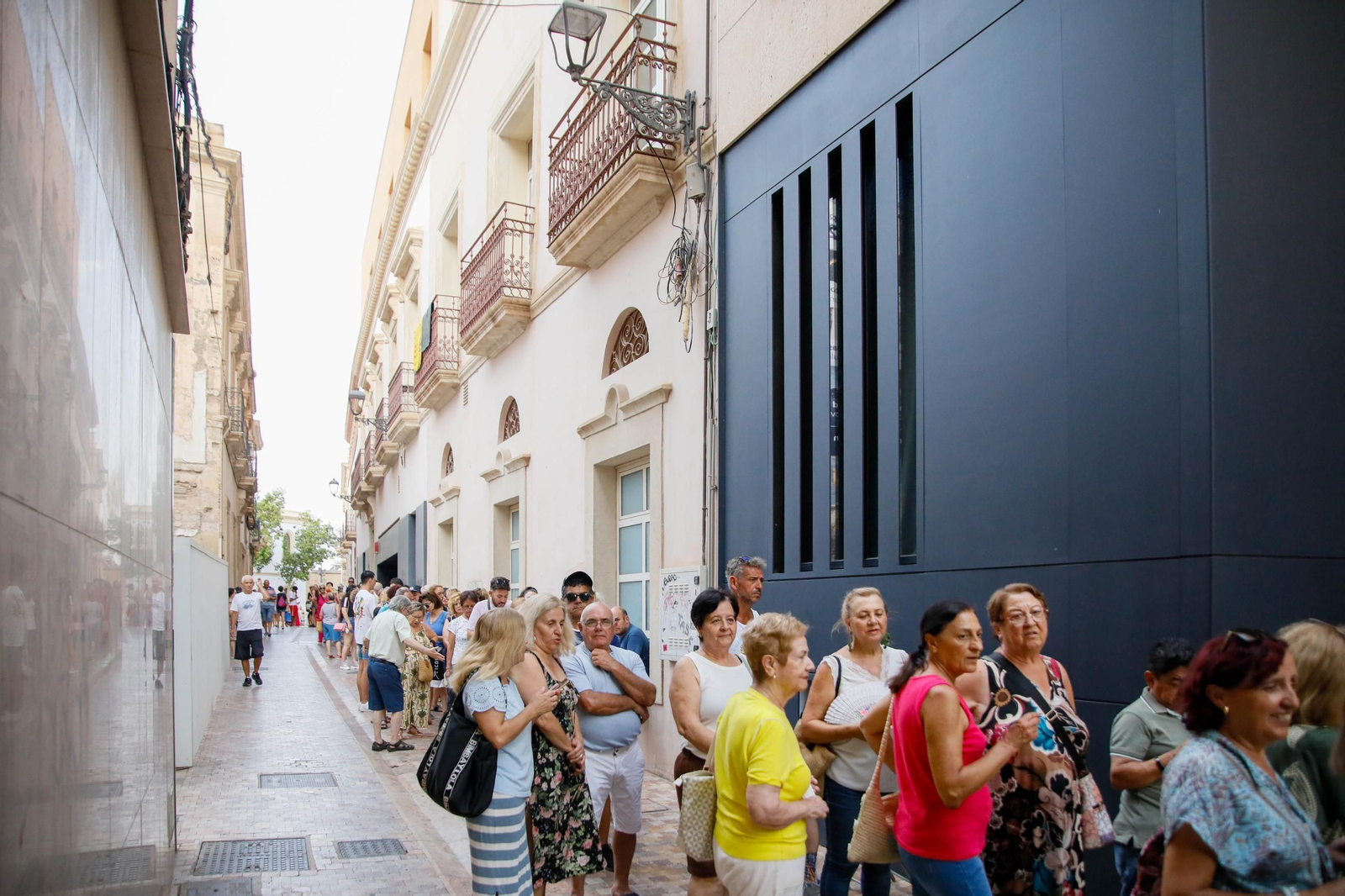 Las imágenes del reparto de abanicos en la Plaza de la Constitución en Almería