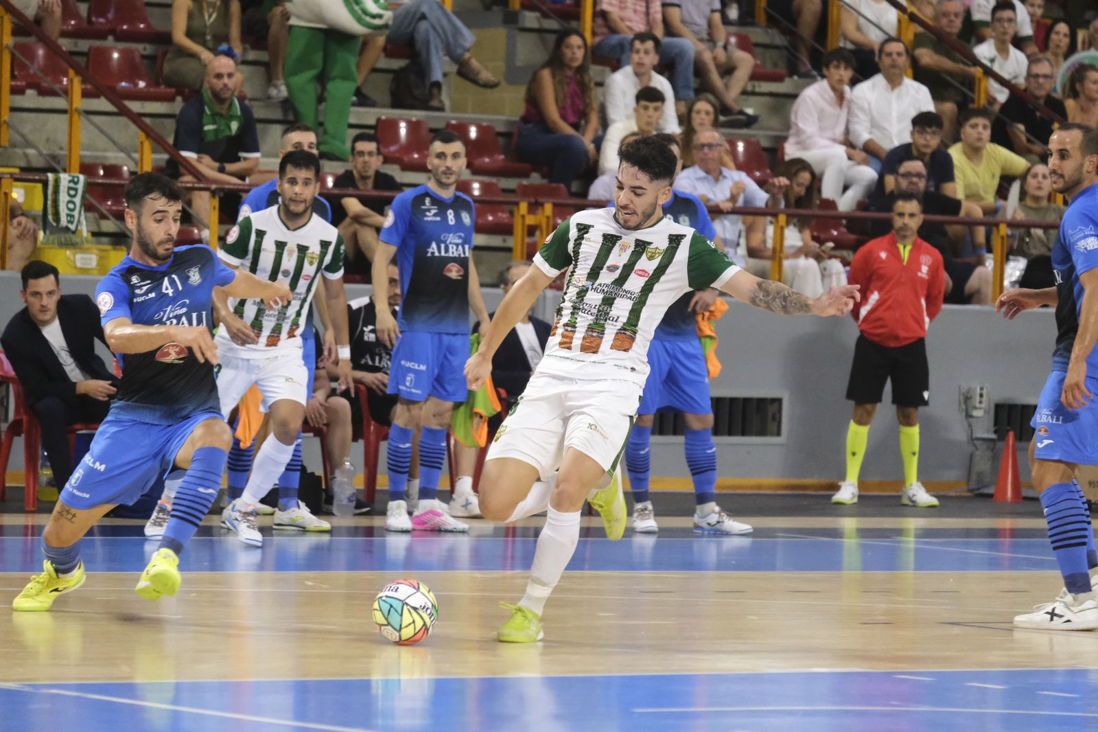 Lucas Perin ejecutando un disparo ante el Viña Albali Valdepeñas.