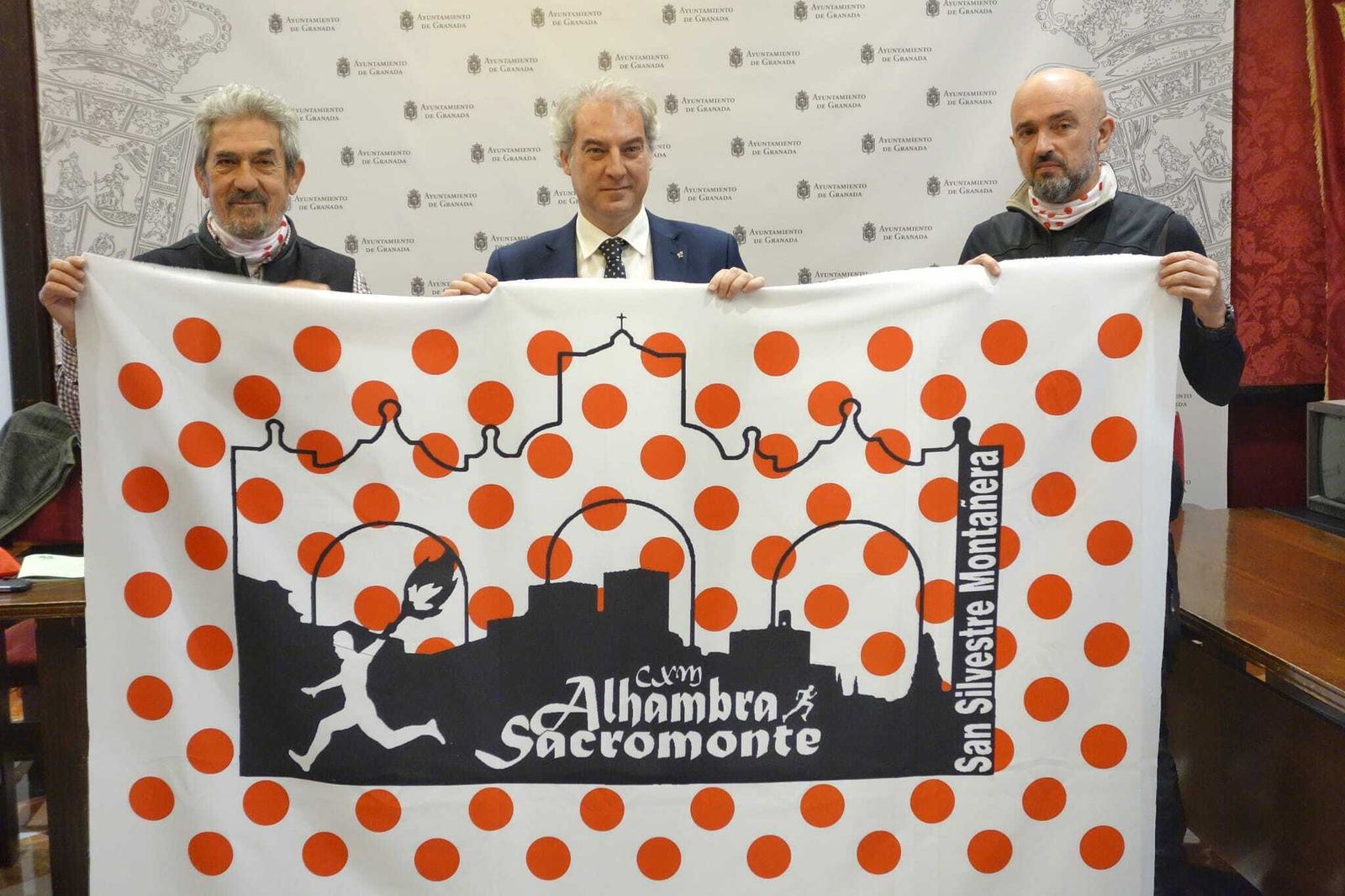 José Antonio Huertas, junto a los organizadores de la prueba.