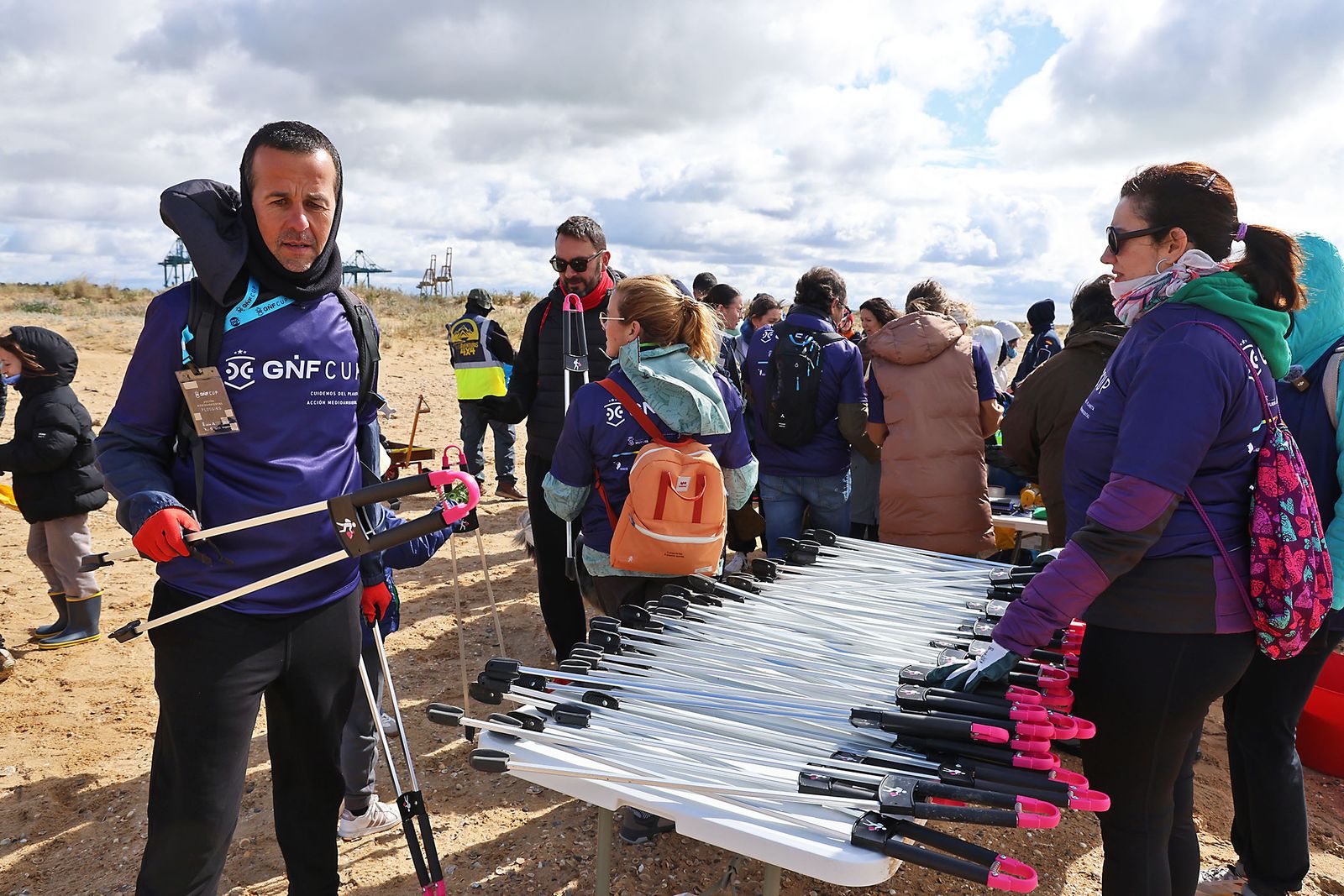Imágenes de la Acción medioambiental de limpieza en la playa del Espigón, organizada por Gañafote Cup