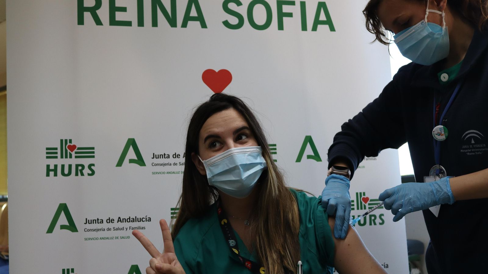 Una profesional vacunada este lunes.