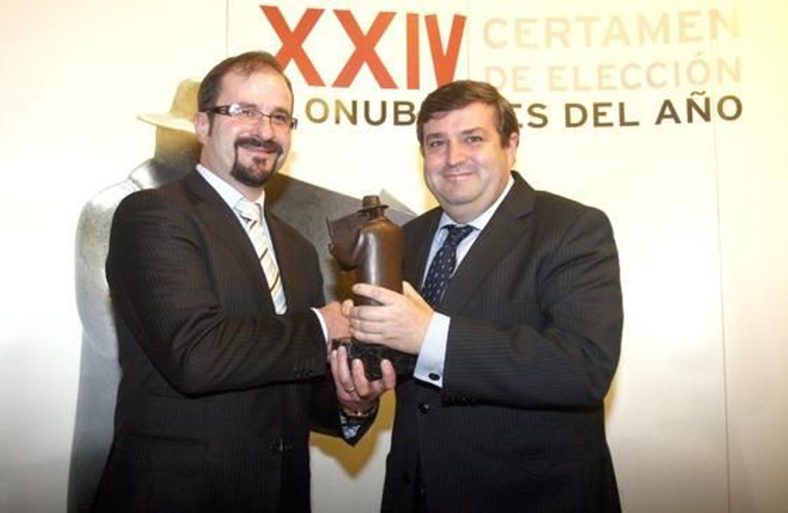 El director del Conservatorio Javier Perianes de Huelva, José Carlos Mairena, recibió el galardón del rector de la Onubense, Francisco José Martínez. "Para nosotros es un verdadero placer contar con un reconocimiento público de la ciudad a un centro de enseñanza músico-cultural", del que hizo partícipe "a toda la comunidad educativa, de 2.000 personas".

Foto: Josue Correa