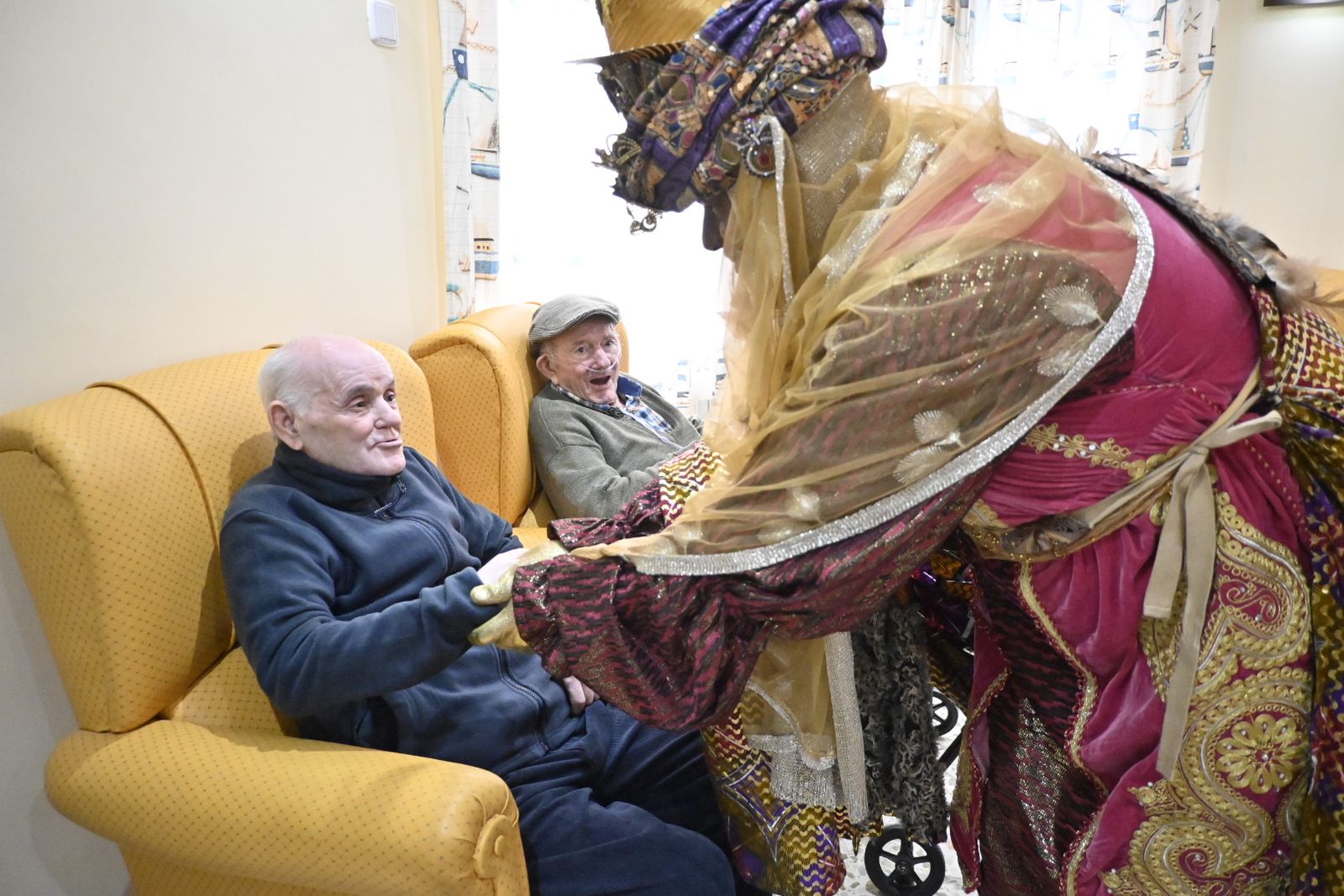 Recorrido fotográfico de los Reyes Magos por el hospital y los centros de mayores en la mañana del 5 de enero en Huelva