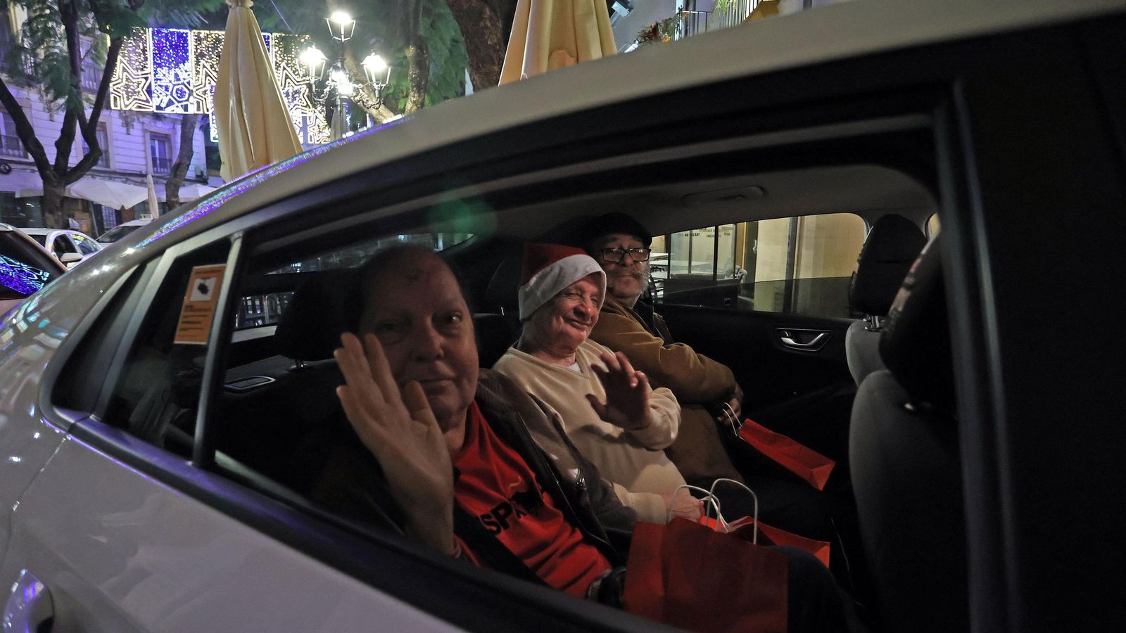 Imágenes de la caravana solidaria de los taxistas con los mayores por el alumbrado navideño de Jerez