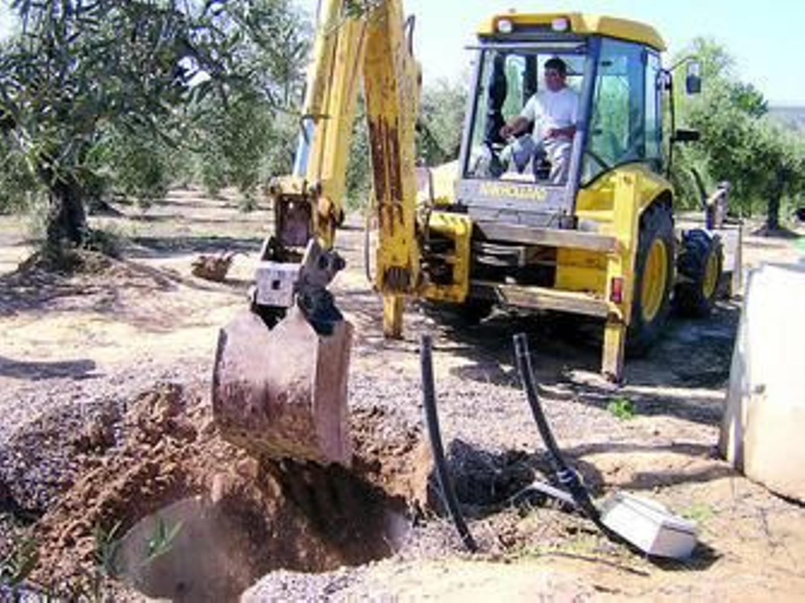 Clausura de un pozo ilegal detectado por la Confederación Hidrográfica el año pasado en un olivar. Clausura de un pozo ilegal detectado por la Confederación Hidrográfica el año pasado en un olivar.