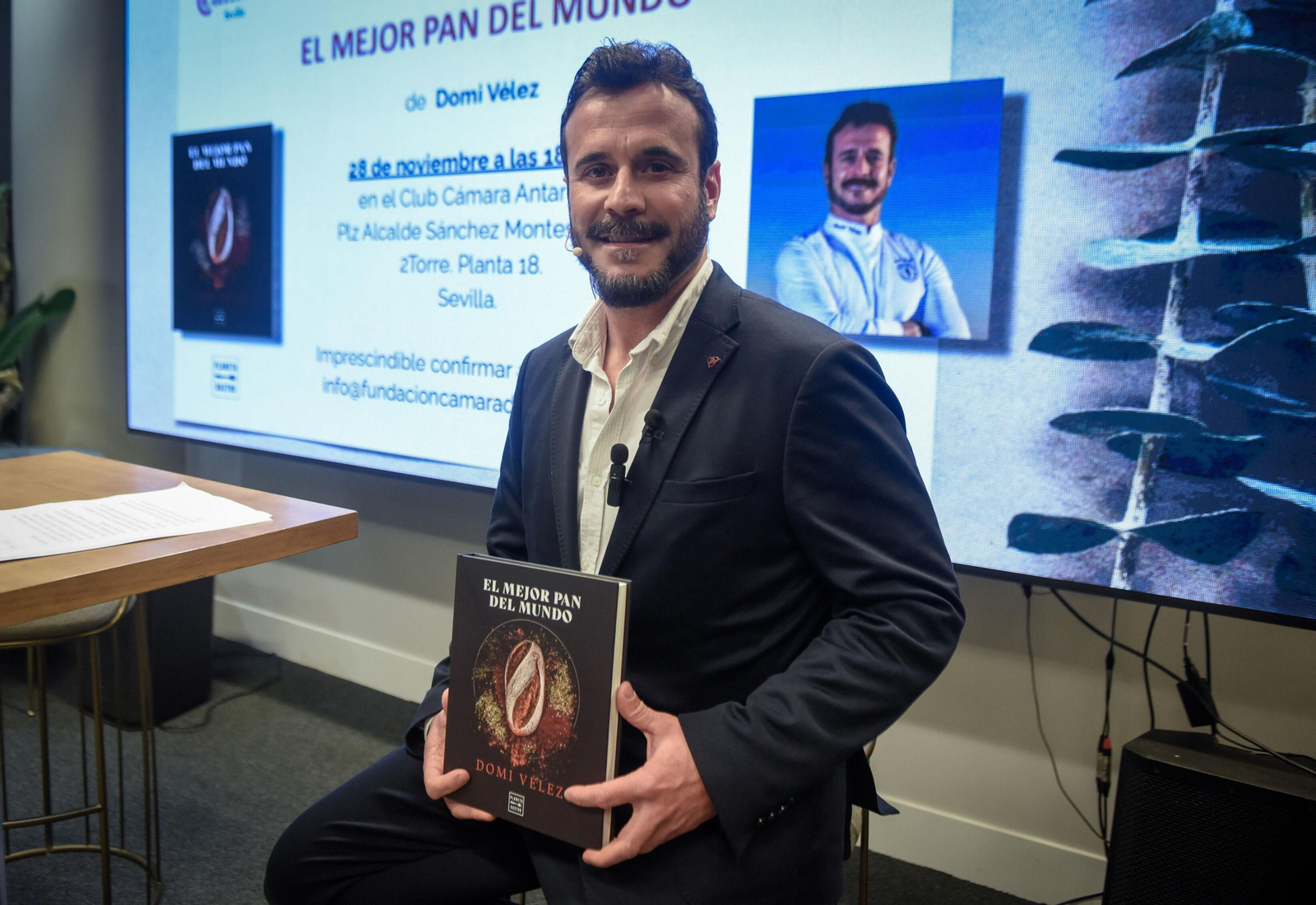 Domi Vélez, en la presentación de su libro sobre el pan en el Club Cámara Antares.