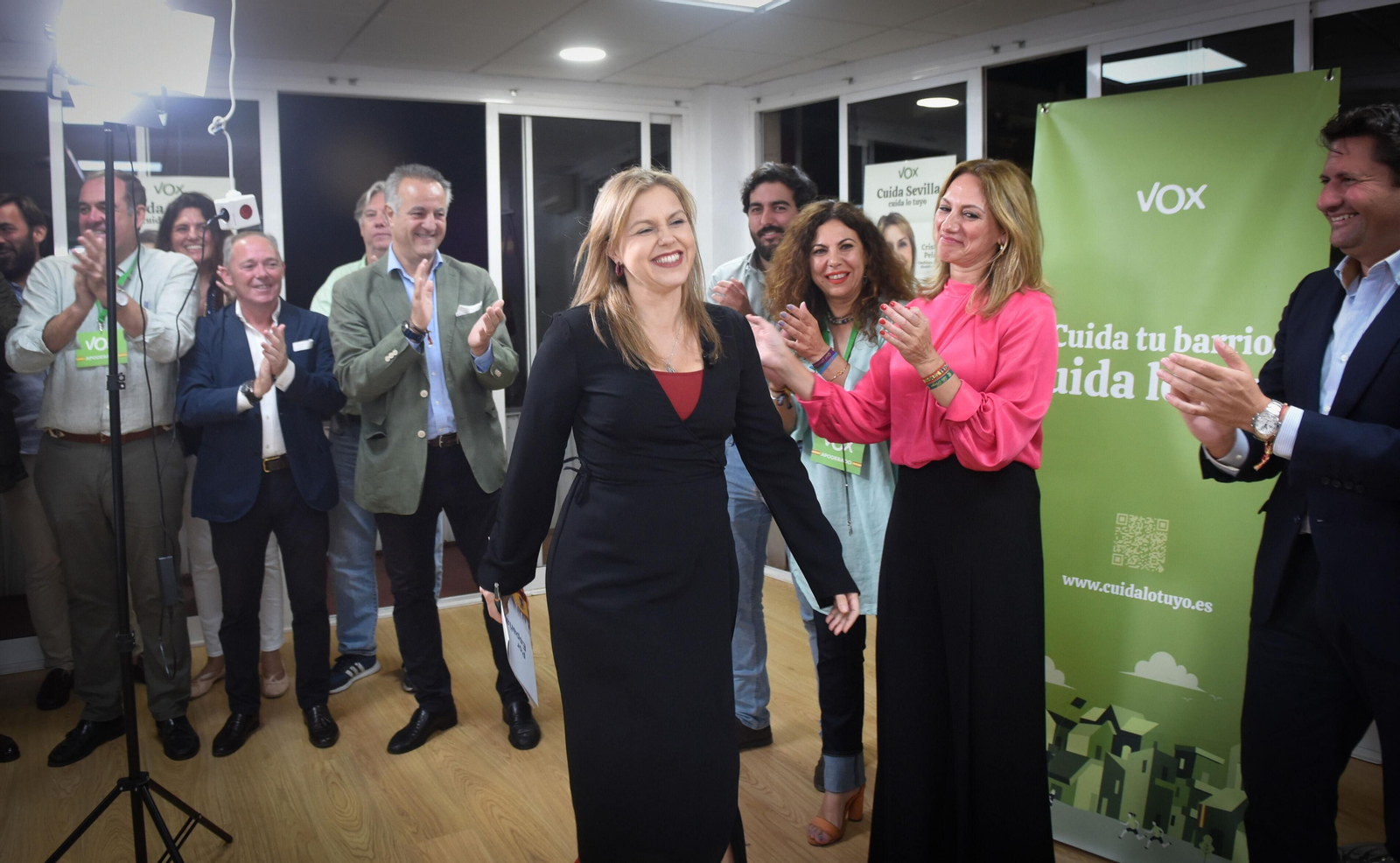 Cristina Peláez es aplaudida por sus compañeros en la noche electoral.