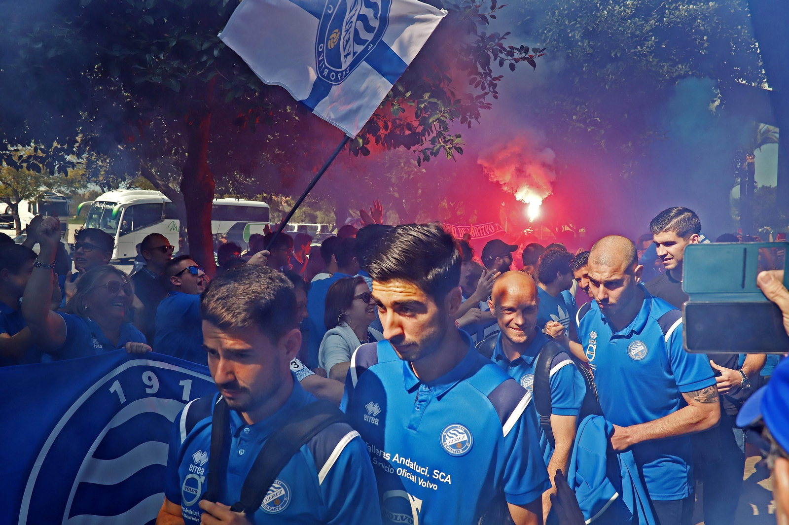 Recibimiento de la afición antes del derbi