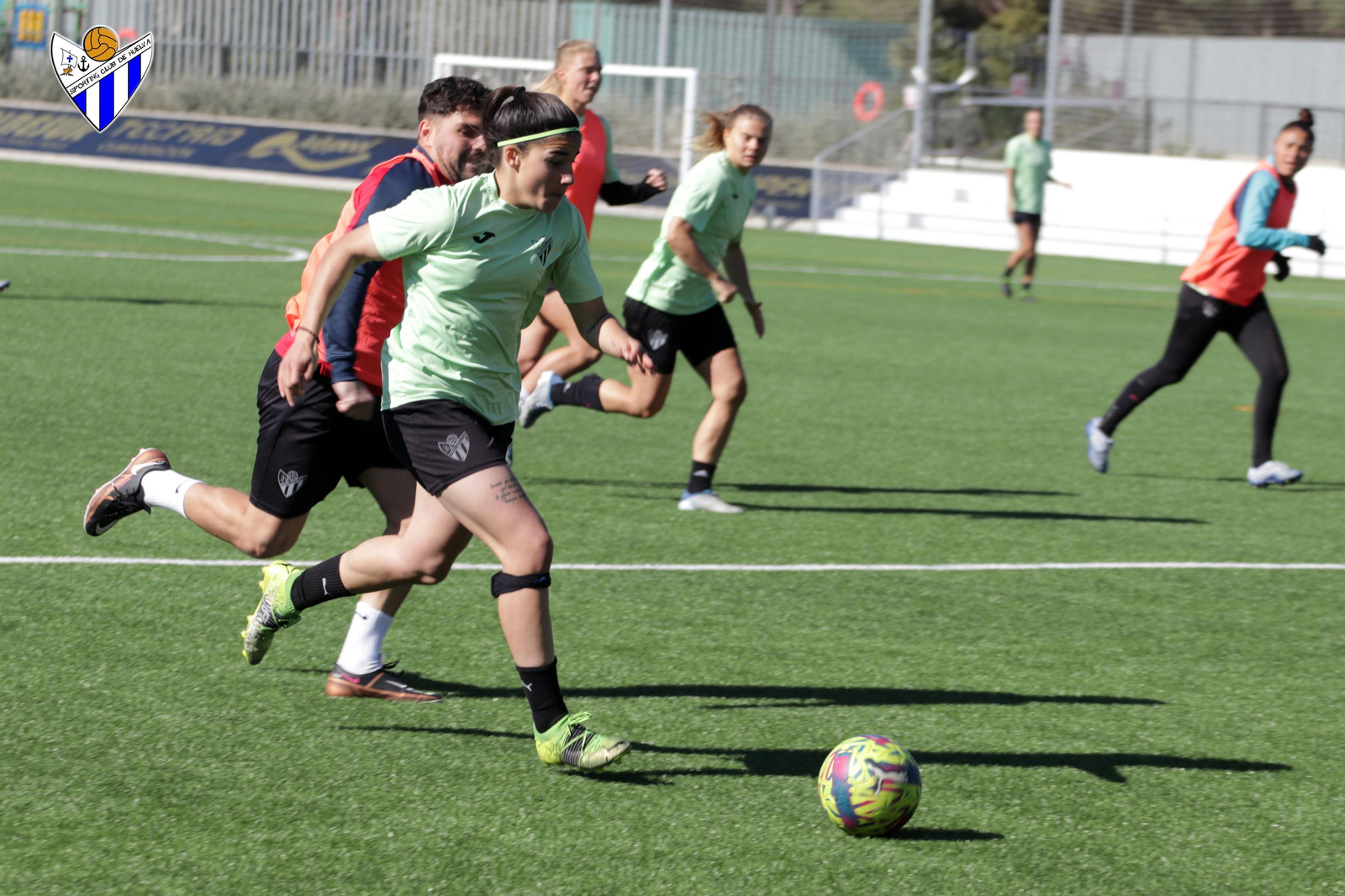 Jugadoras del Sporting de Huelva durante un entrenamiento.