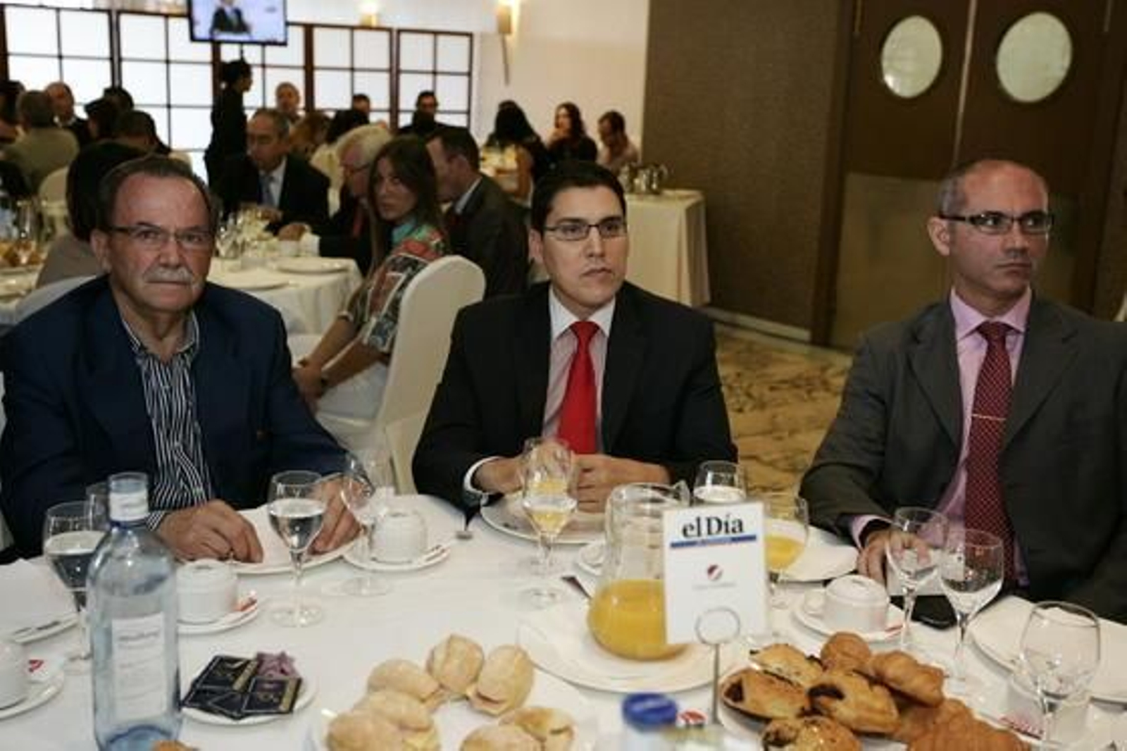Manuel Abad González, Carlos Castro y Florencia López presenciaron el discurso del alcalde de Almería y del director territorial de Banco Santander en Andalucía

Foto: Rafael G. / Javier Alonso