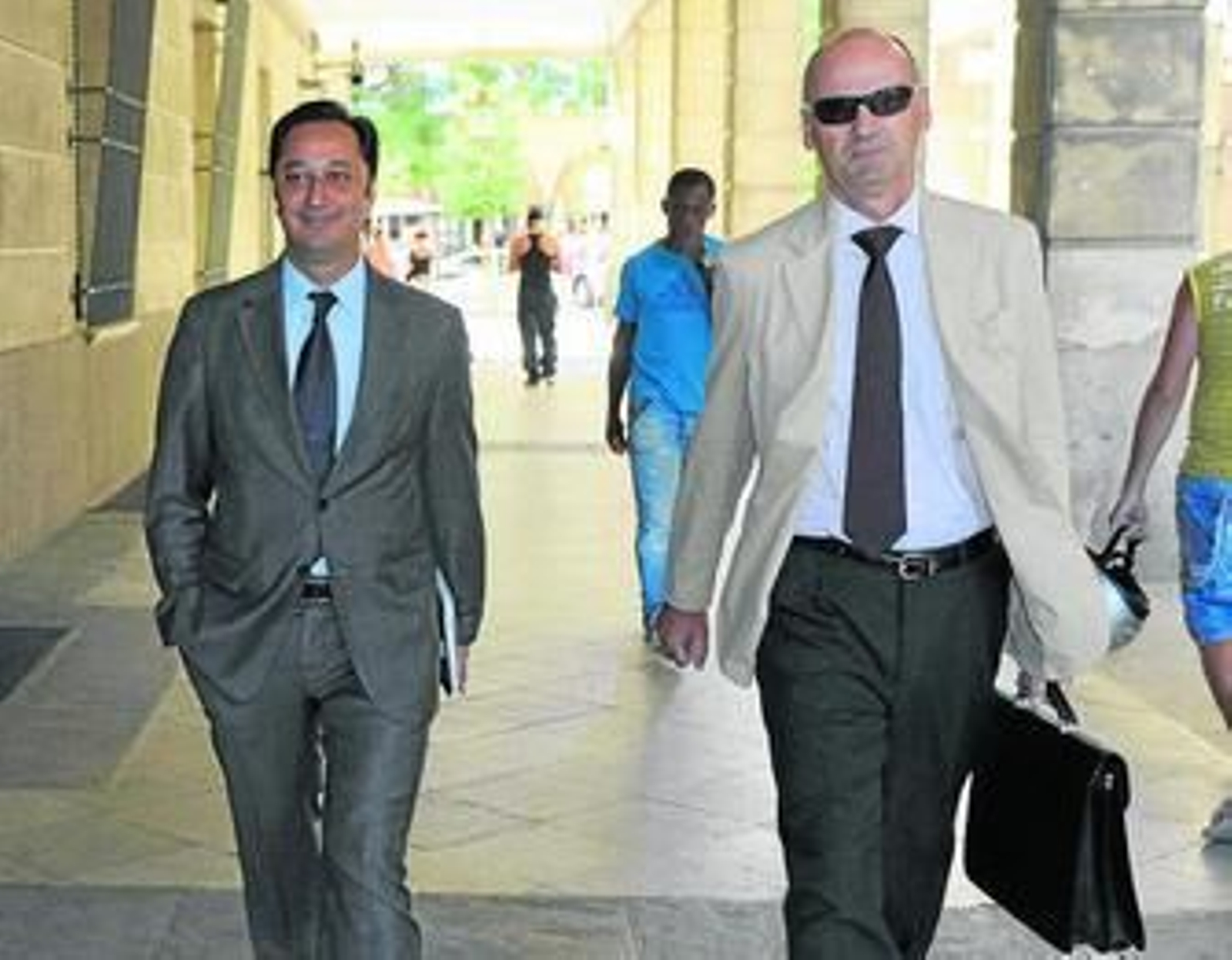 El ex edil de Urbanismo, Alfonso Rodríguez Gómez de Celis, ayer en los juzgados con su abogado.