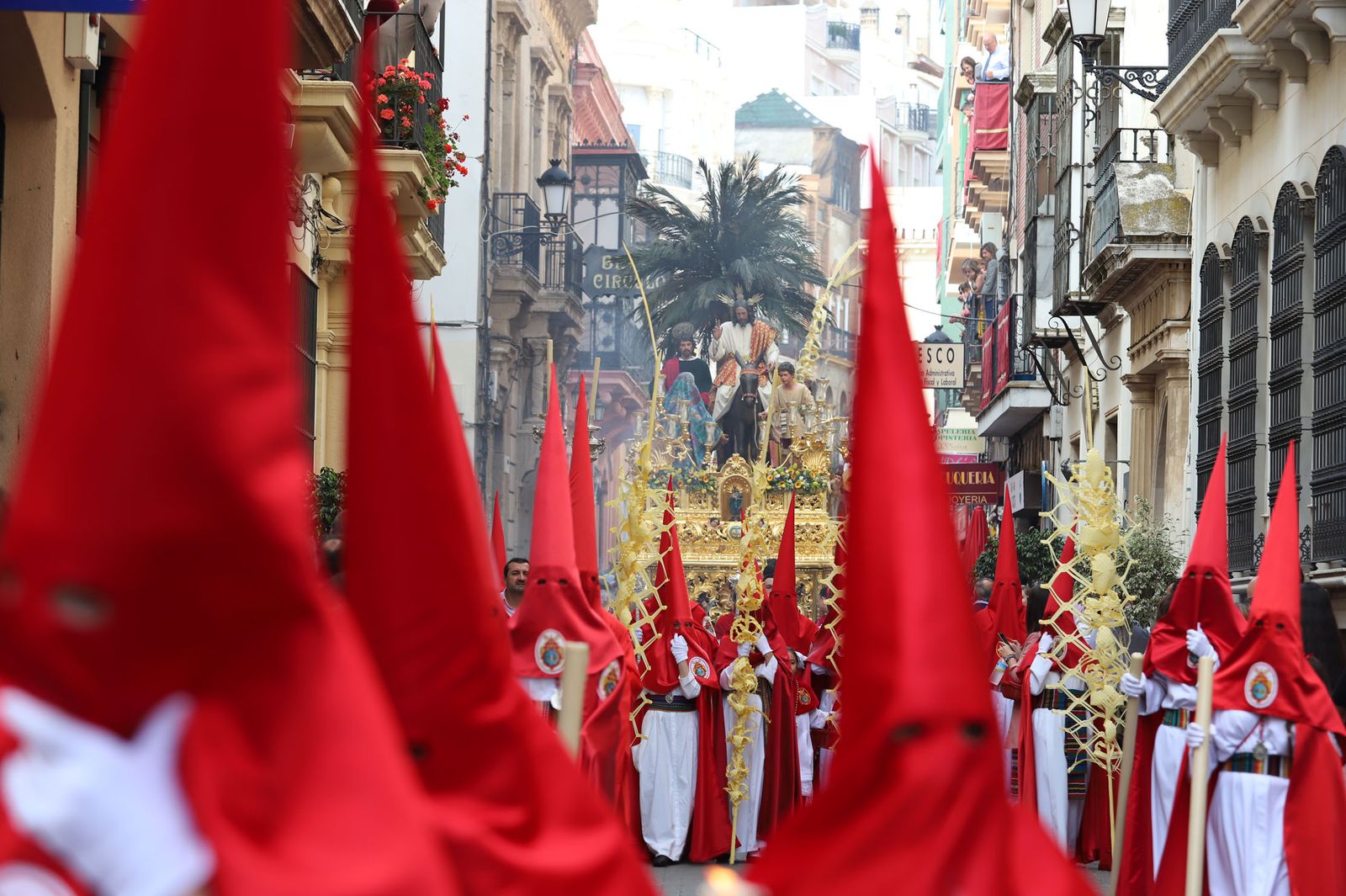 Imágenes del recorrido de la Borriquita  por las calles de Huelva