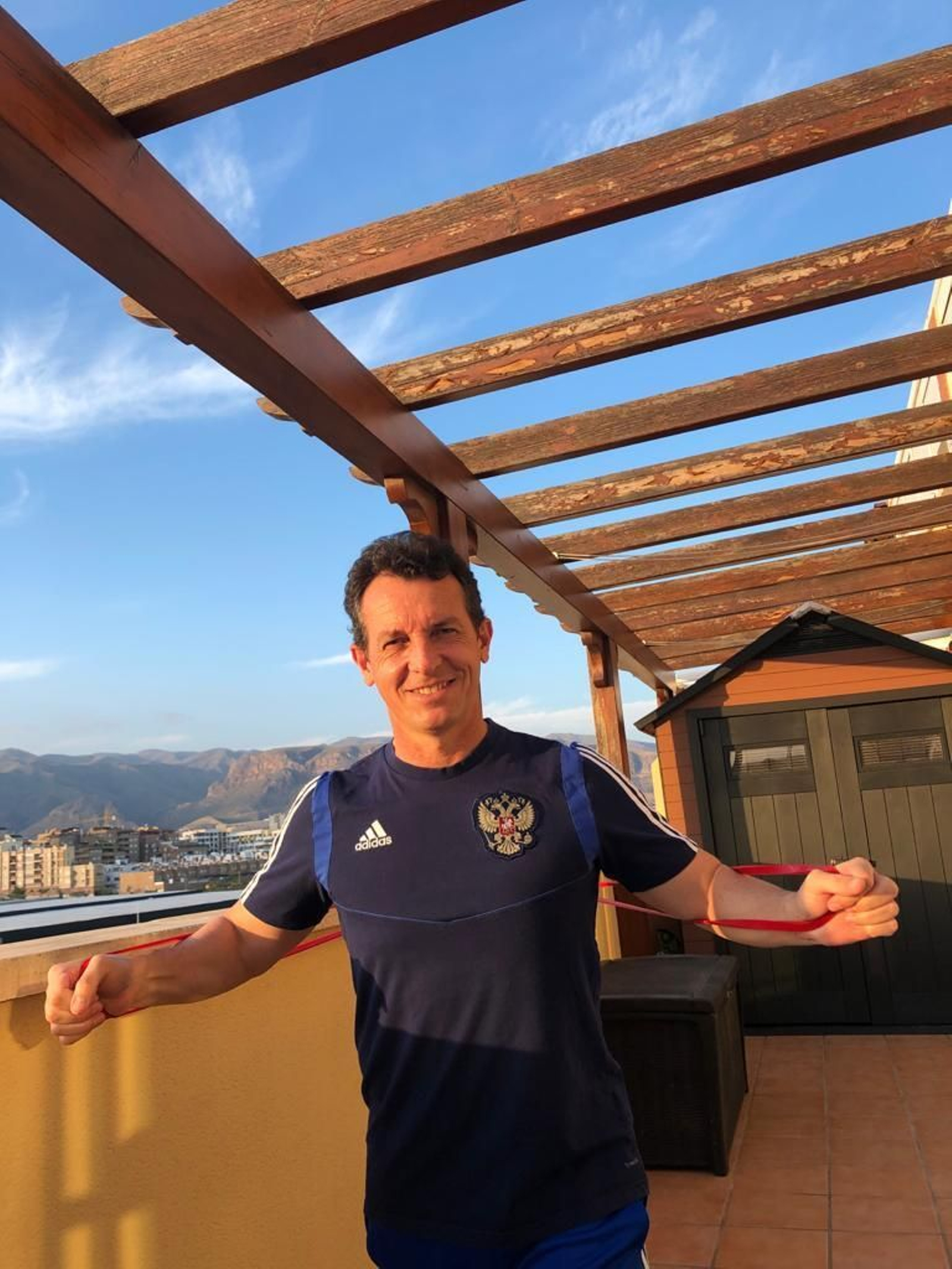 Paulino, entrenando en la terraza de su casa de Aguadulce.