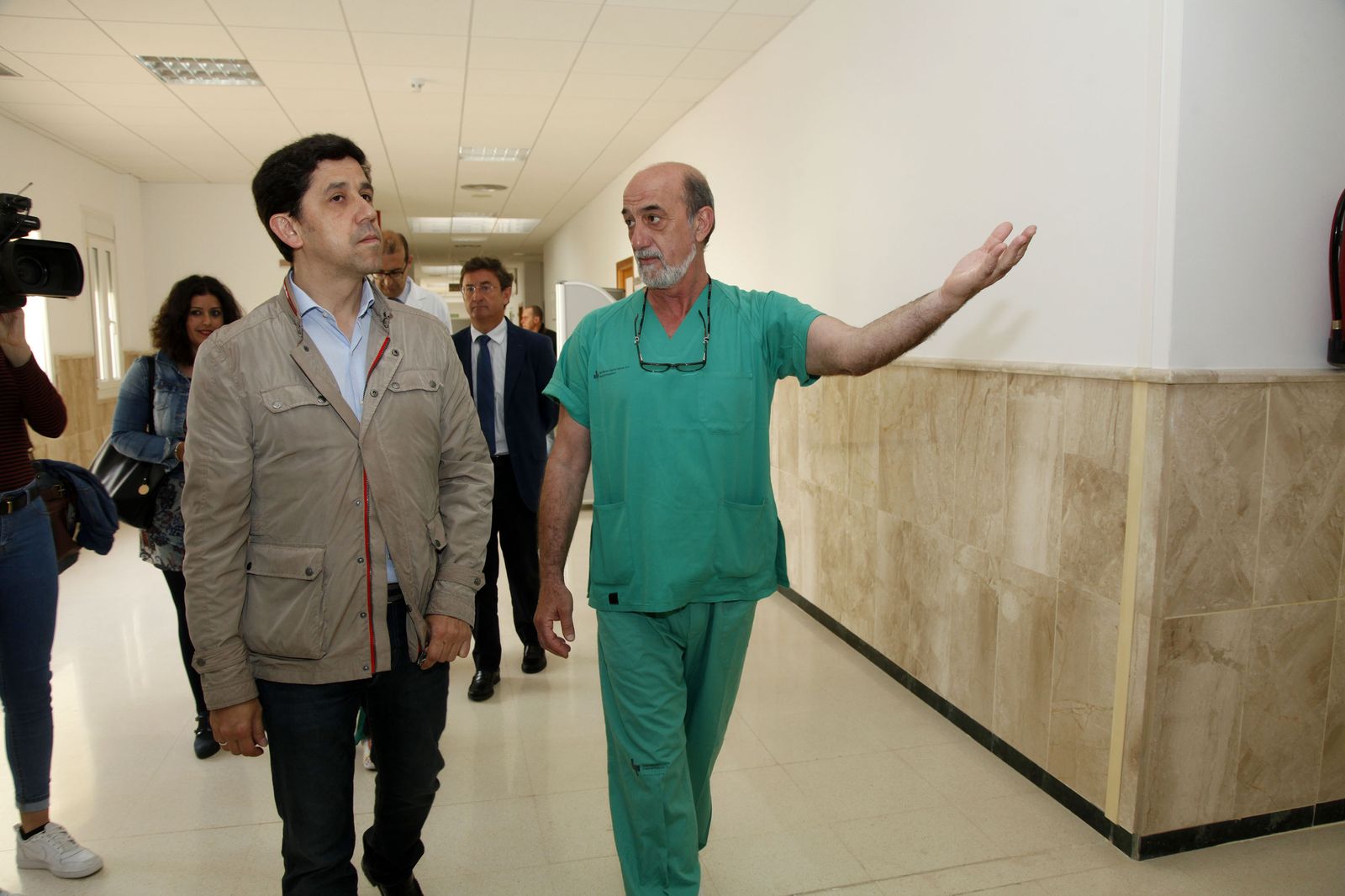 El alcalde de Ayamonte, Alberto Fernández, en su visita al hospital Virgen de la Bella.
